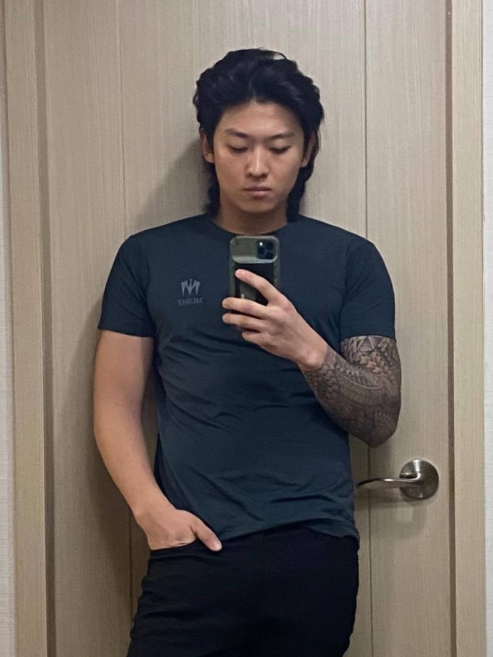 Tommy Hilfiger Core Flag Crew Neck T-Shirt Black, Carhartt Loose Fit Heavyweight Regular Short Sleeve Pocket T-Shirt Black 착용 스타일 - 5