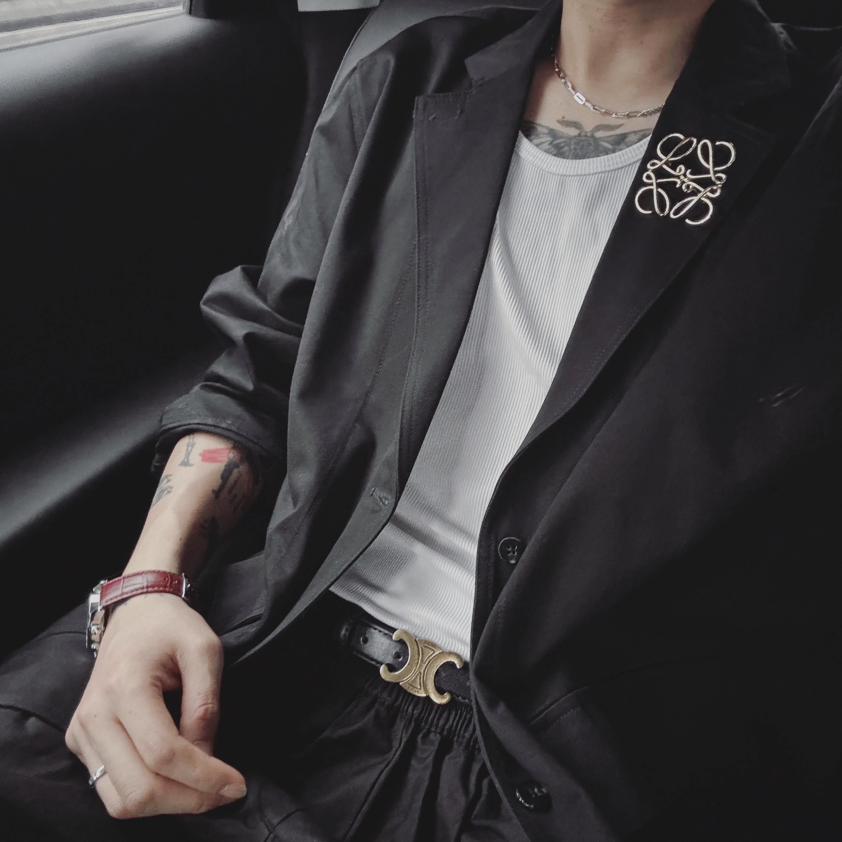 (W) Celine Medium Triomphe Belt in Taurillon Leather Black, Celine Baseball Cap in Cotton Black 착용 스타일 - 2
