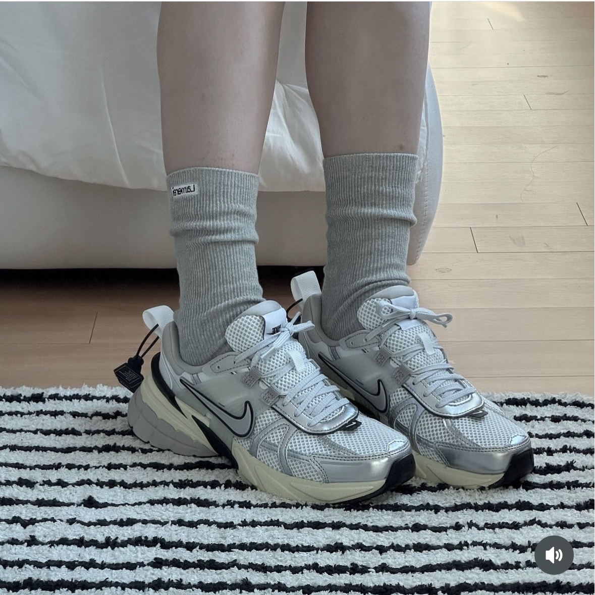 Nike V2K Run Summit White Metallic Silver 착용 스타일 - 6