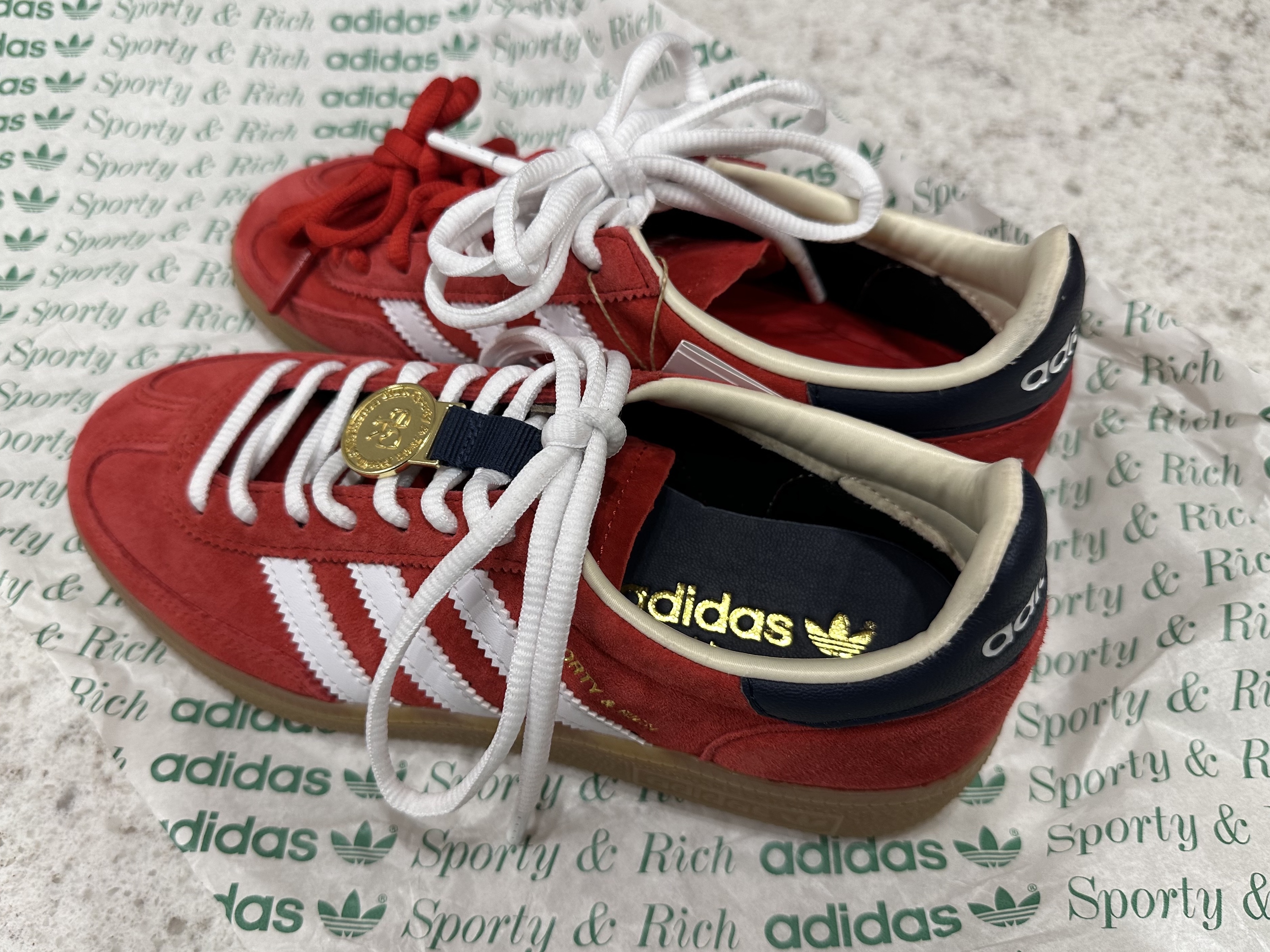 Adidas x Sporty & Rich Spezial Handball Collegiate Red Night Indigo 착용 스타일 - 2