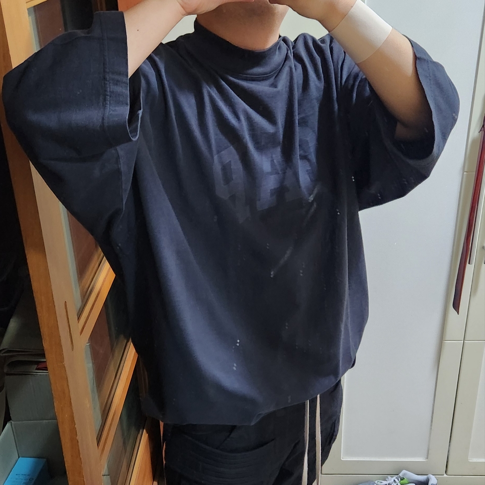 Yeezy Gap Engineered By Balenciaga Dove 3/4 Sleeve T-Shirt Black 착용 스타일 - 2