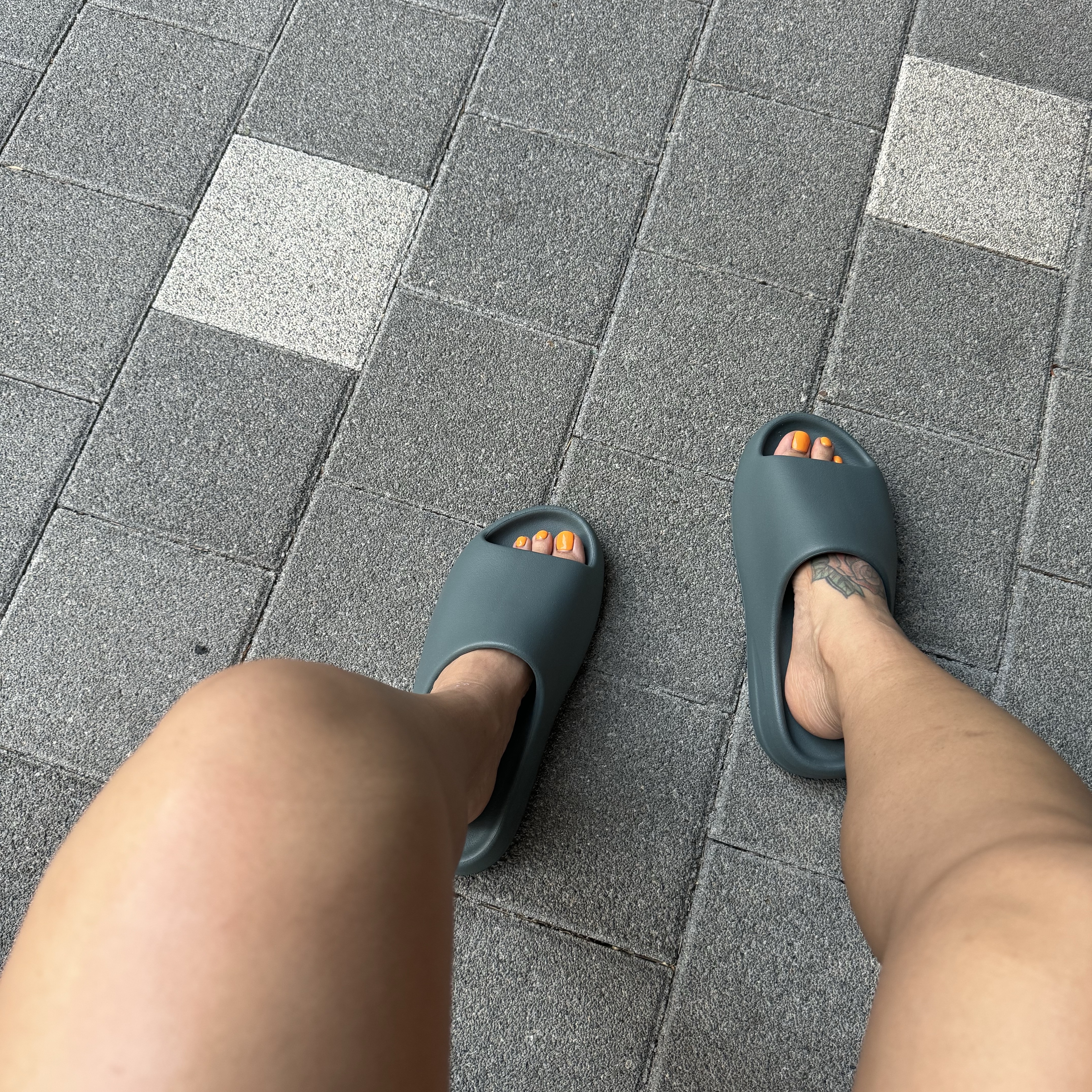 Adidas Yeezy Slide Slate Marine 착용 스타일 - 2
