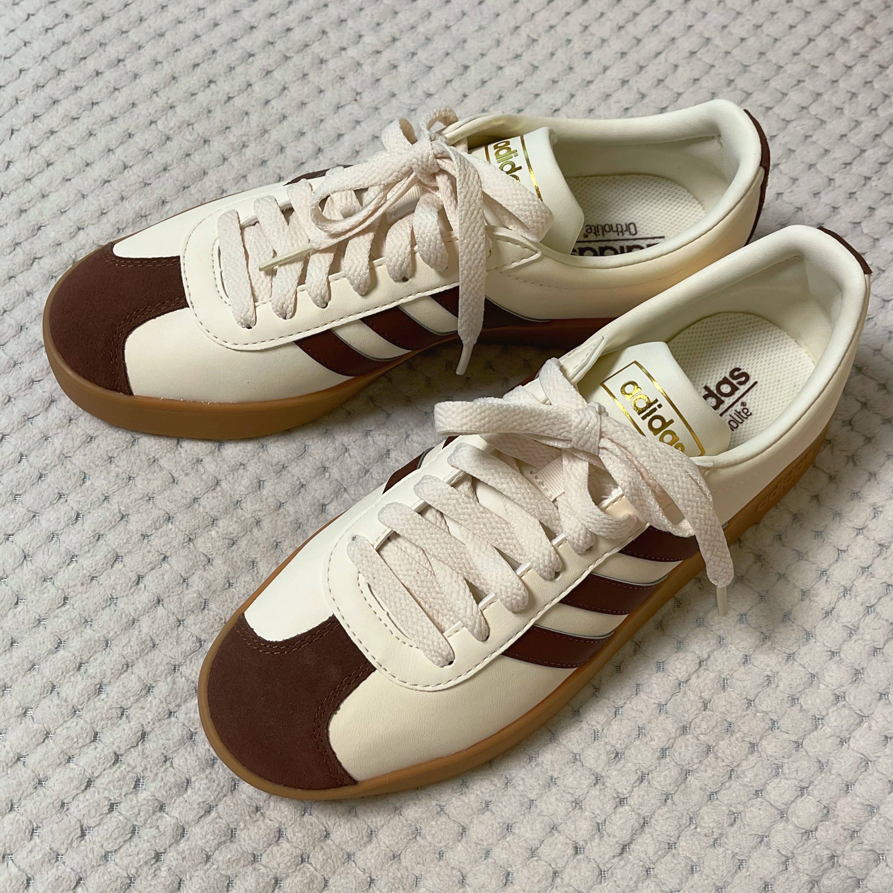 Adidas VL Court 2.0 Cream Brown 착용 스타일