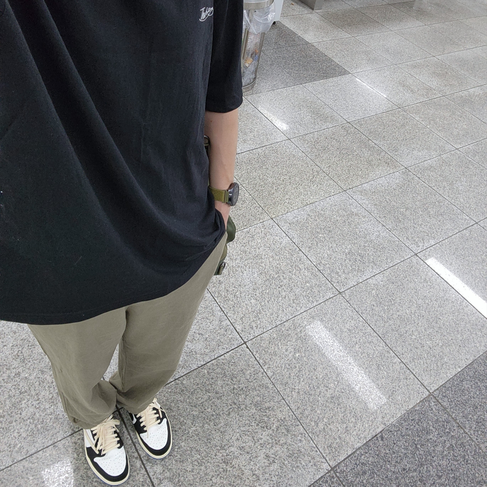 Jordan 1 x Travis Scott x Fragment Retro Low OG SP Military Blue 착용 스타일 - 1