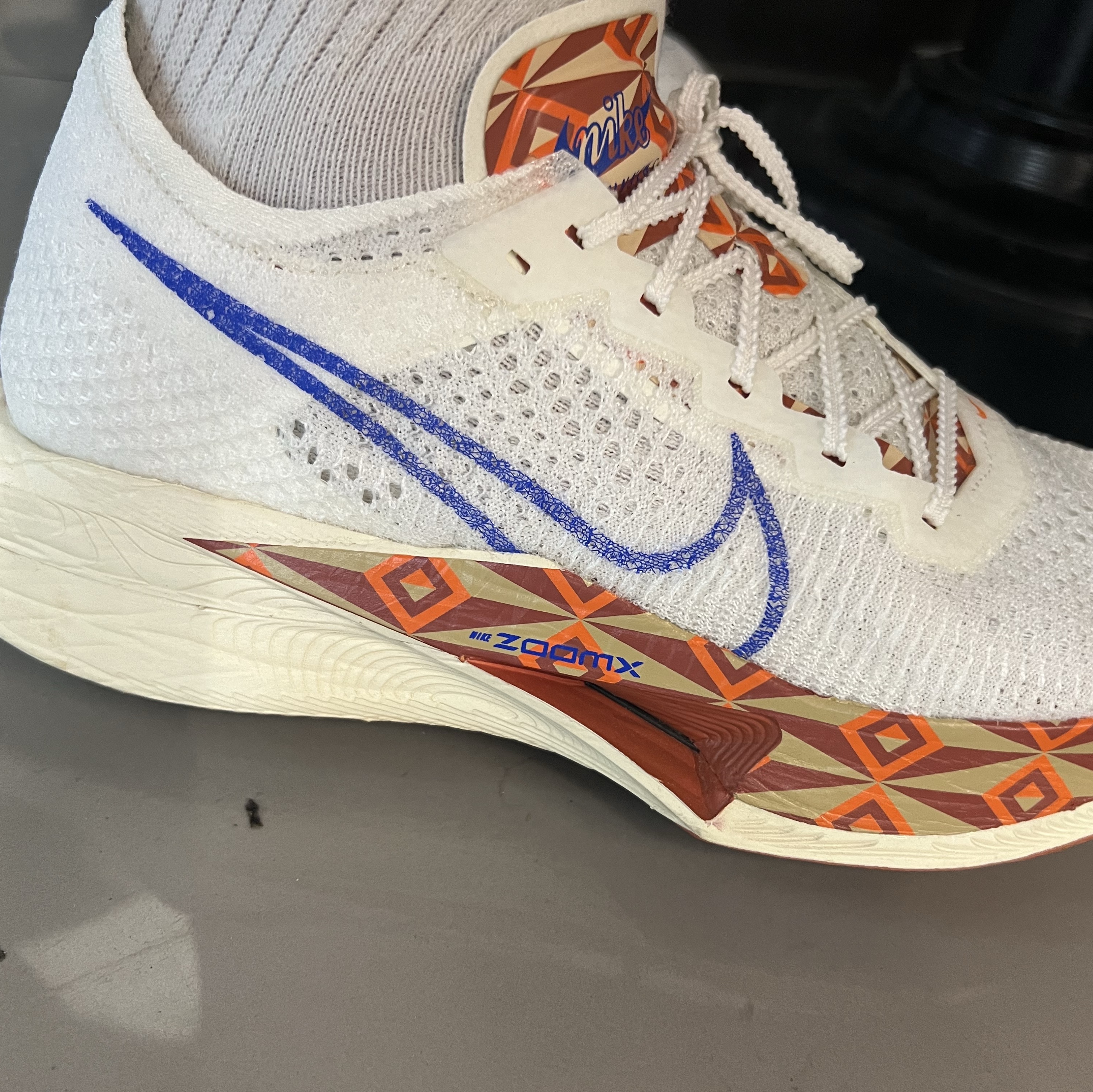 Nike ZoomX Vaporfly Next% 3 PRM Sail Hyper Royal 착용 스타일 - 1