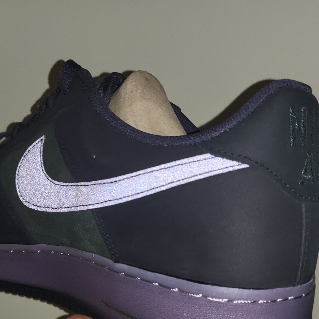 Nike Air Force 1 Retro Seoul Black and Sequoia 착용 스타일 - 3