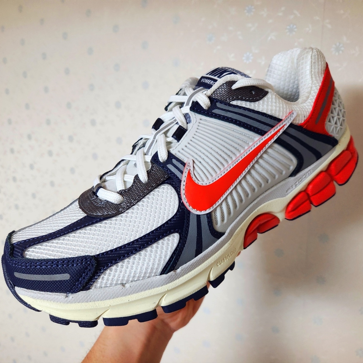 Nike Zoom Vomero 5 Photon Dust Picante Red 착용 스타일 - 1