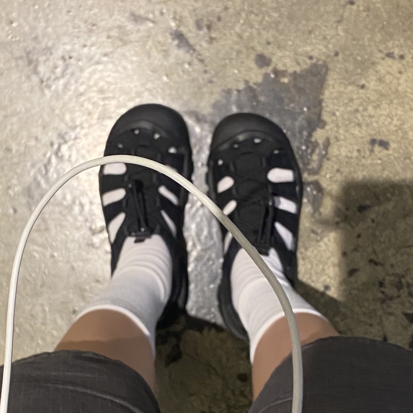 (W) Keen Newport H2 Triple Black 착용 스타일