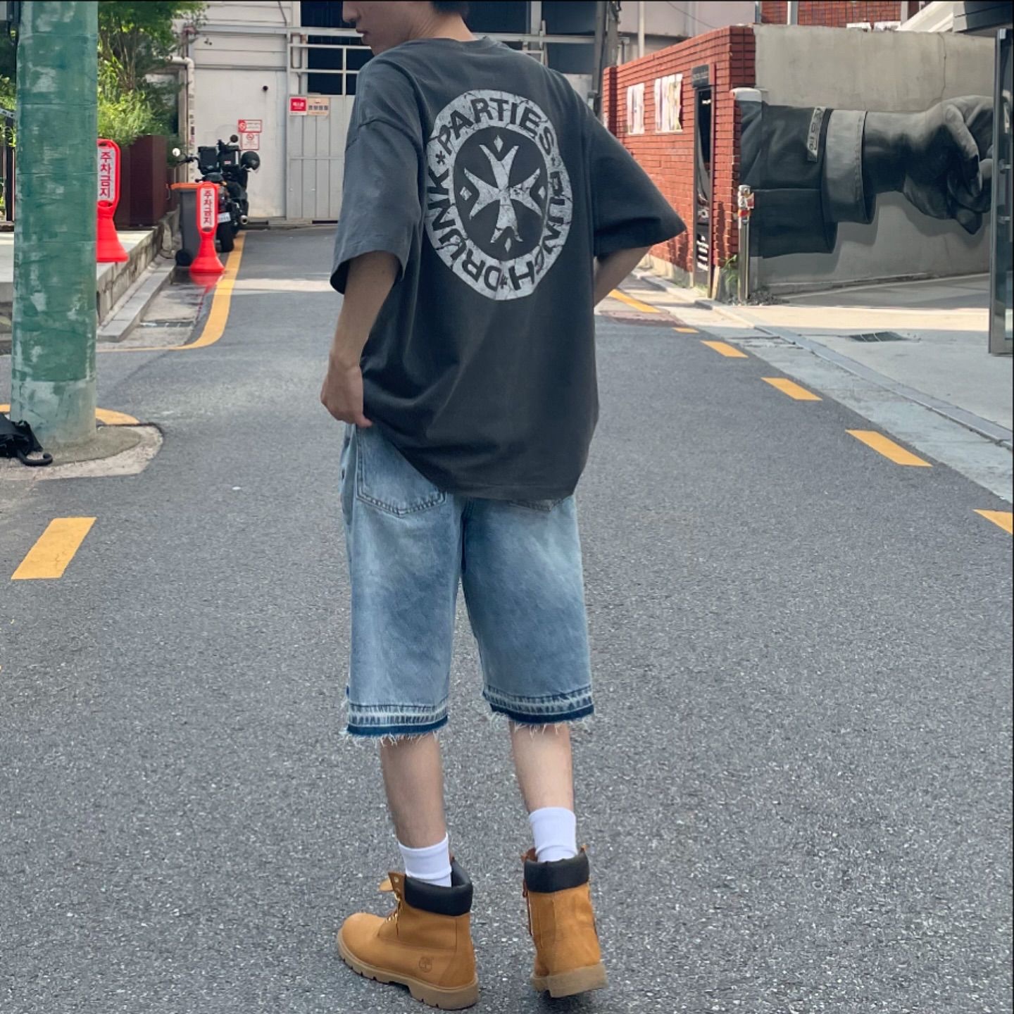 Punch Drunk Parties Hurt Logo Garment Dyed Tee Charcoal 착용 스타일 - 3