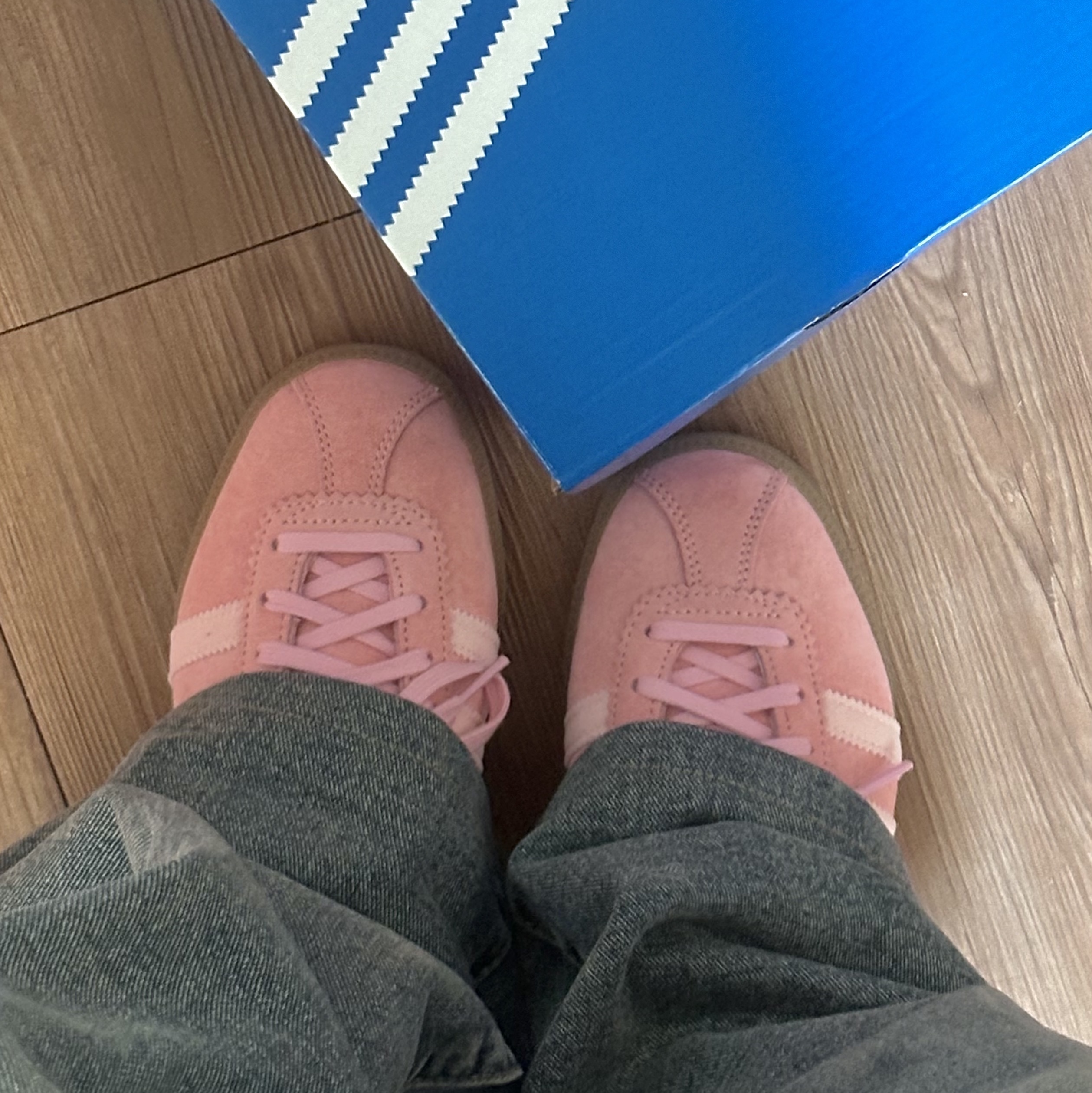 Adidas Bermuda Glow Pink 착용 스타일 - 1