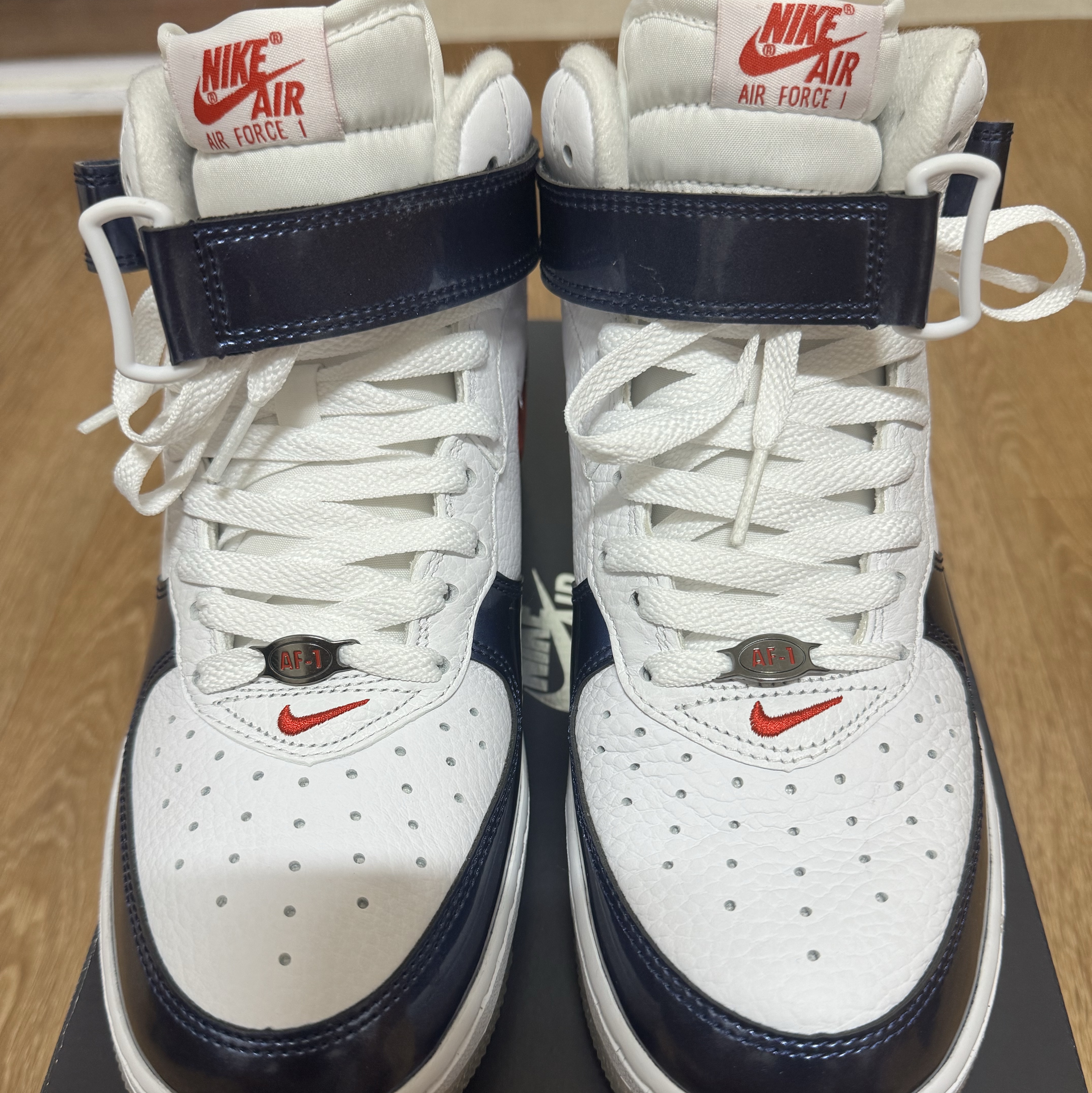 Nike Air Force 1 Mid QS University Red and Midnight Navy 착용 스타일 - 1
