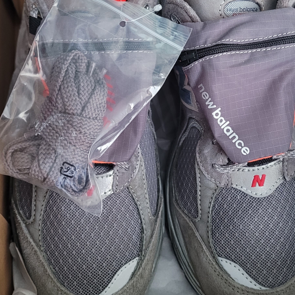 New Balance 2002R Premium Vintage Grey 착용 스타일