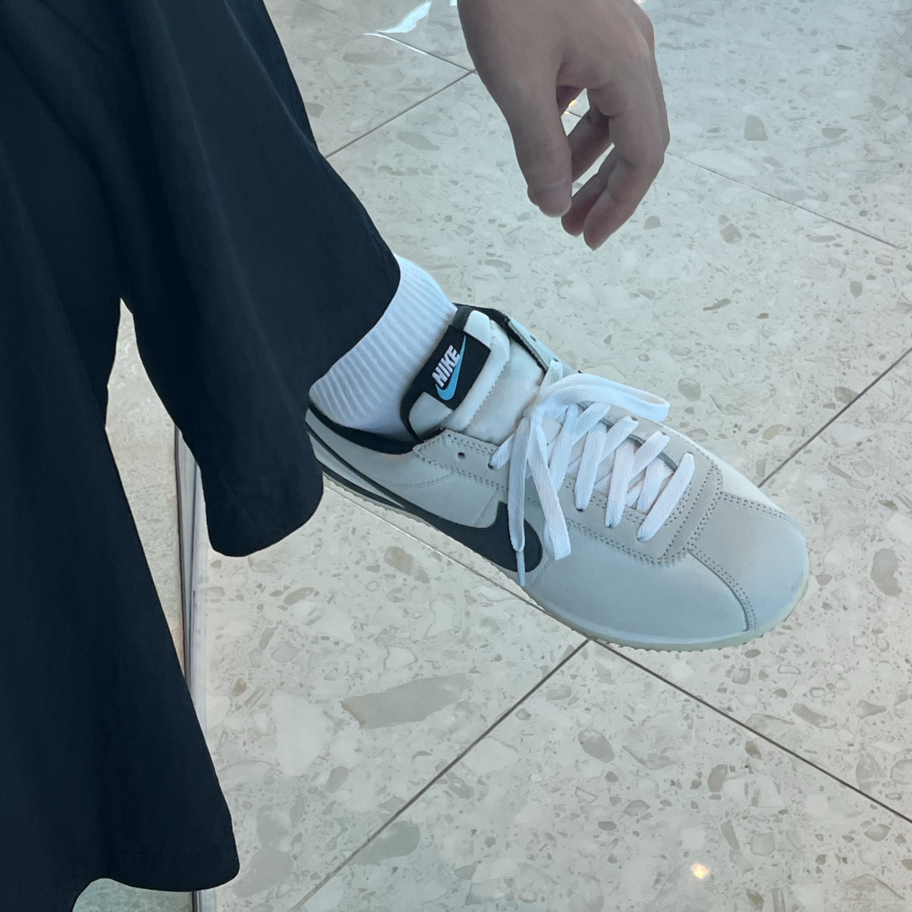 (W) Nike Cortez SE Supersonic Phantom Light Bone 착용 스타일 - 1