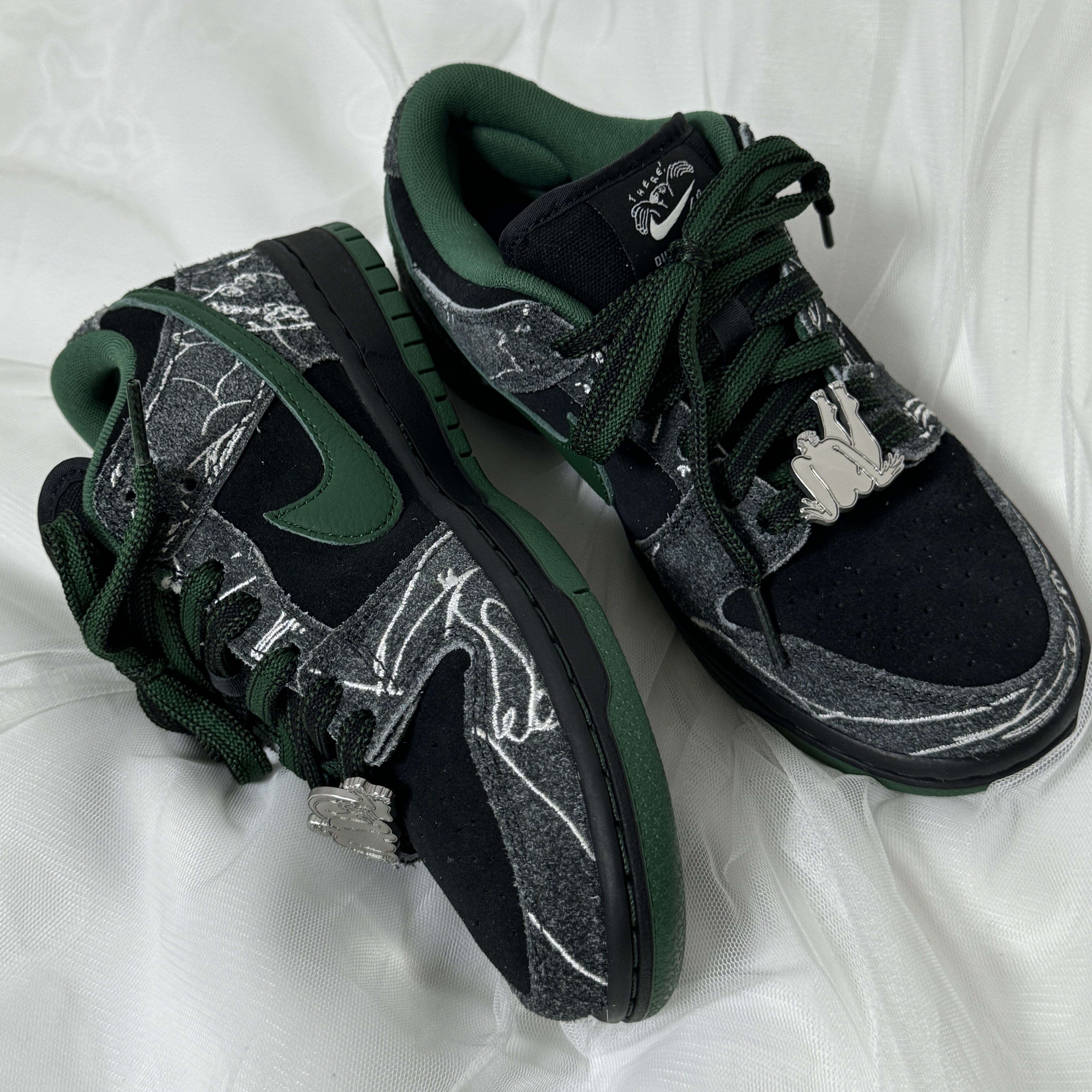 Nike x There SB Dunk Low Pro Anthracite and Gorge Green 착용 스타일