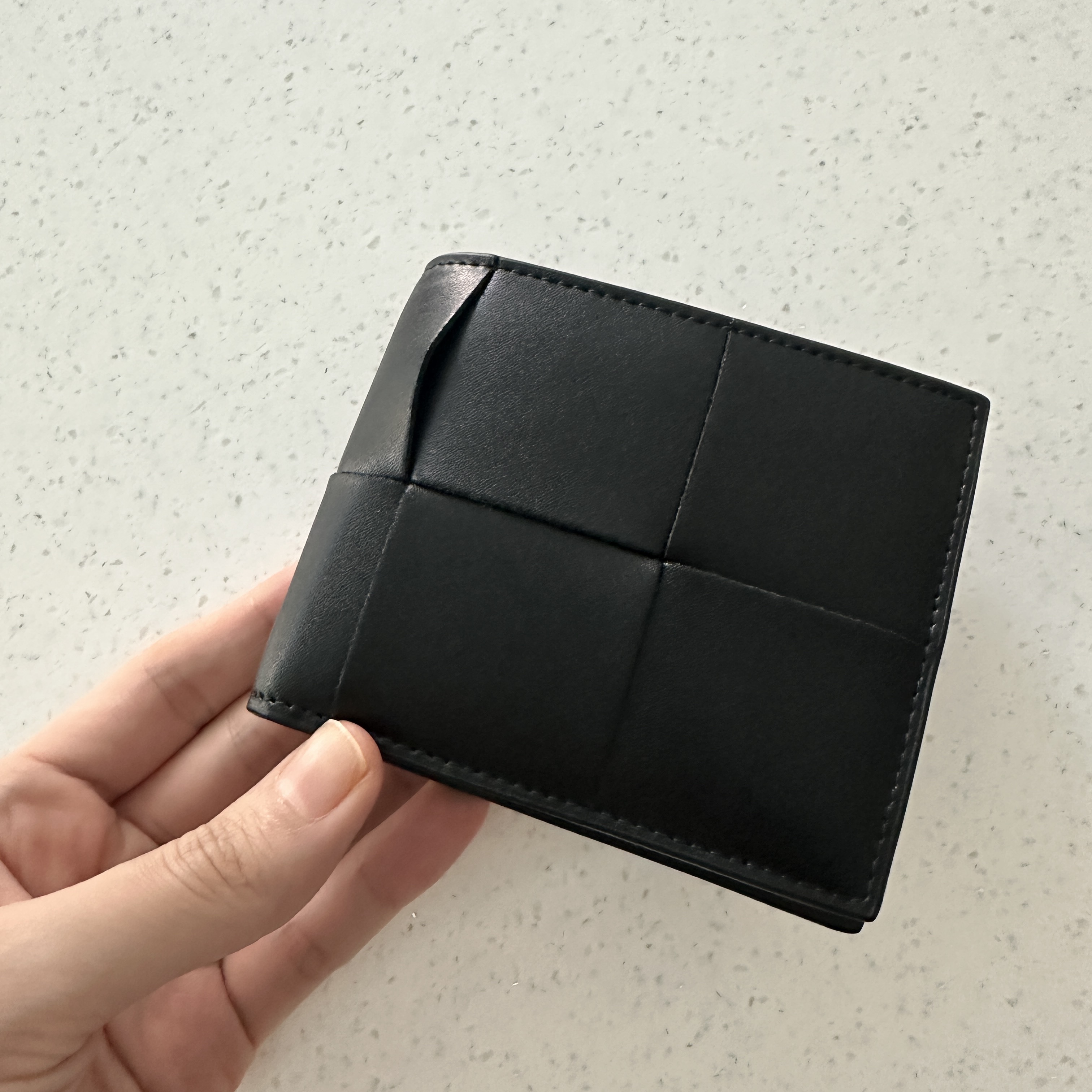 Bottega Veneta Bi-Fold Wallet Black 착용 스타일 - 1