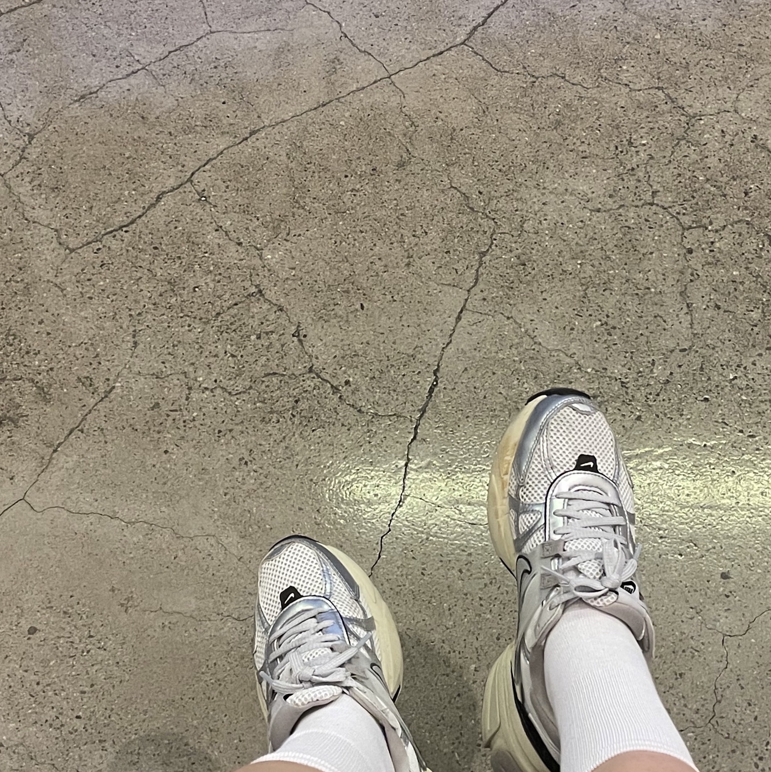 Nike V2K Run Summit White Metallic Silver 착용 스타일