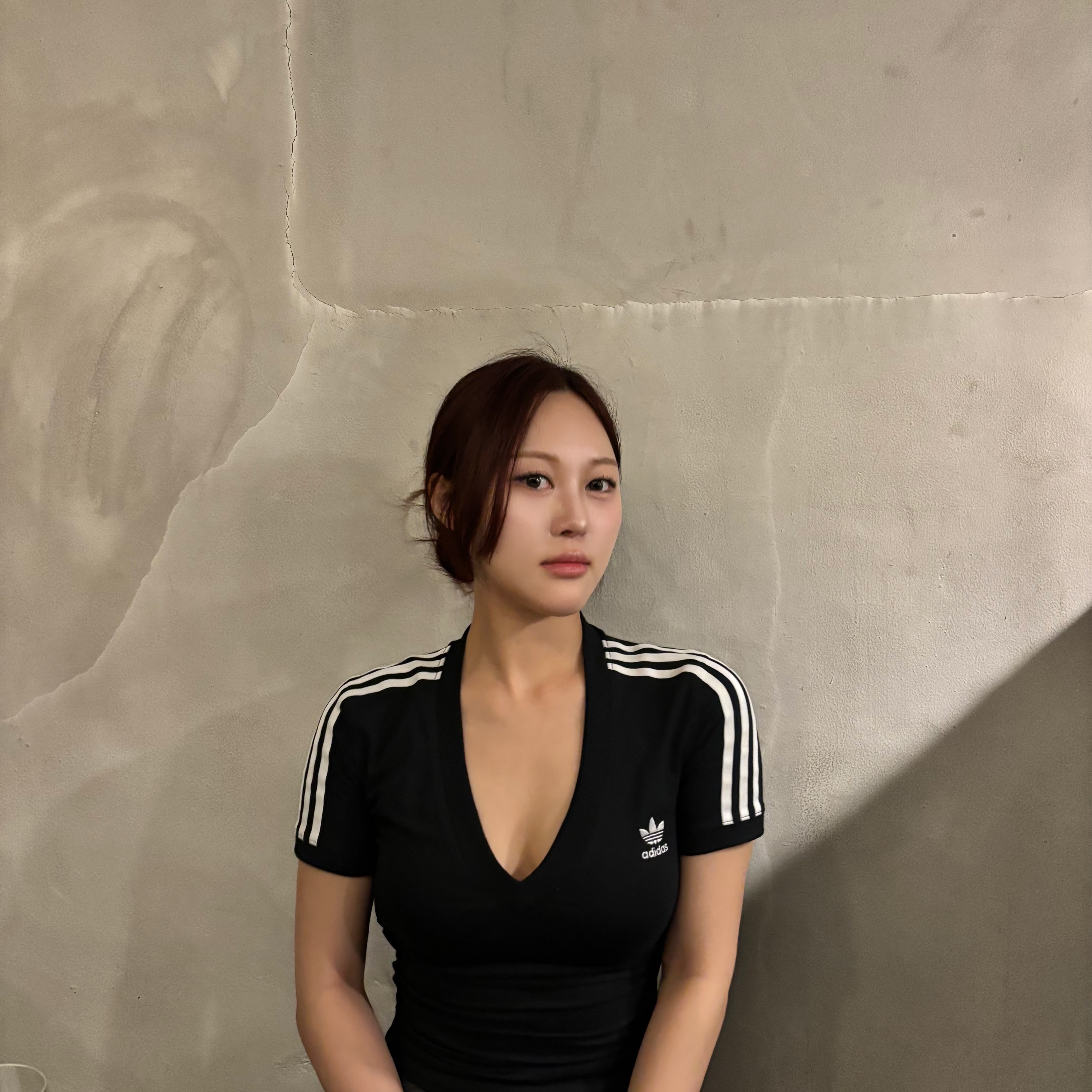 (W) Adidas 3-Stripes V-Neck Slim T-Shirt Black - KR Sizing 착용 스타일 - 1