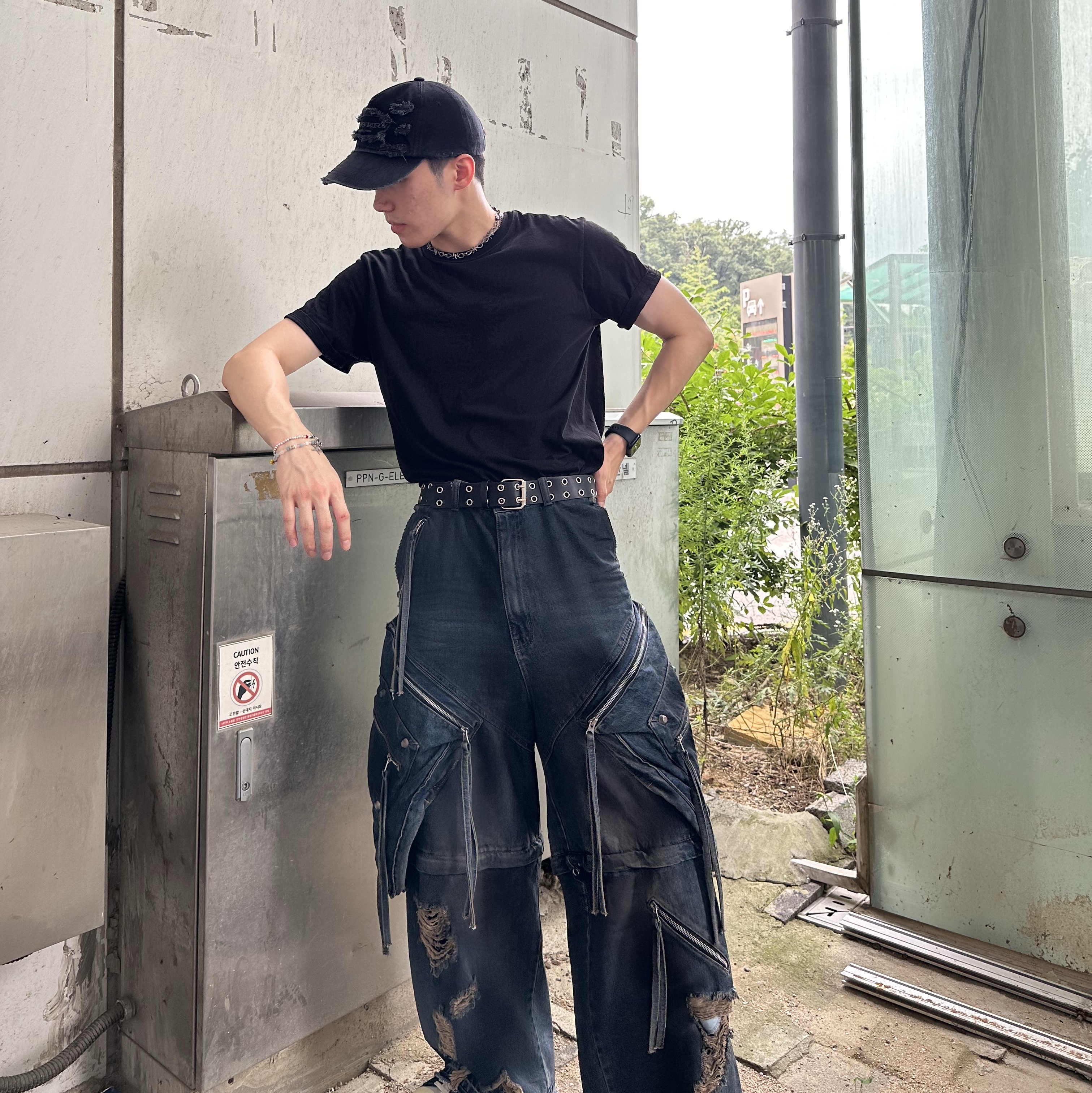 Surgery Destroyed Denim Cap Black Denim 착용 스타일 - 2