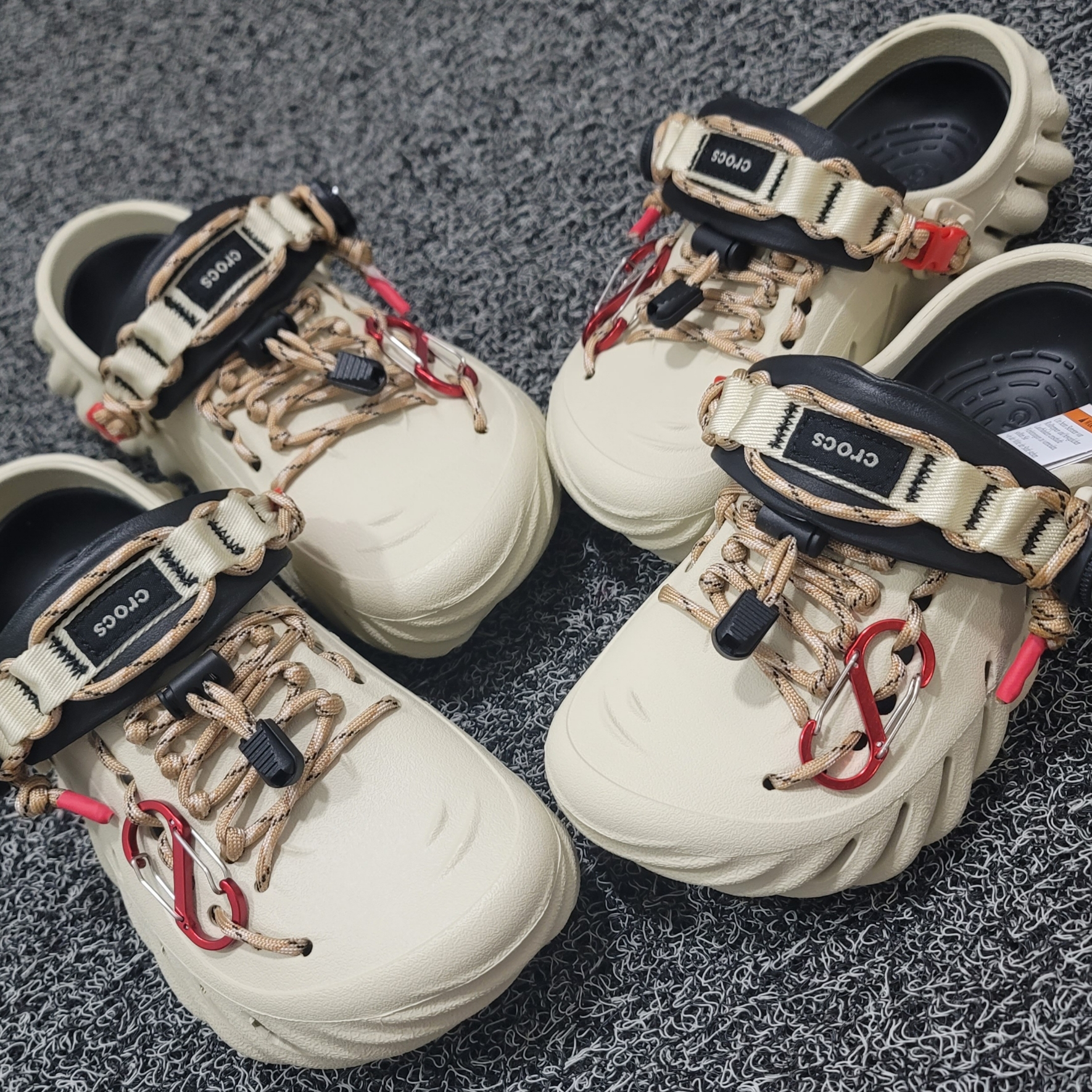 Crocs Echo Clog Bone Black 착용 스타일 - 3
