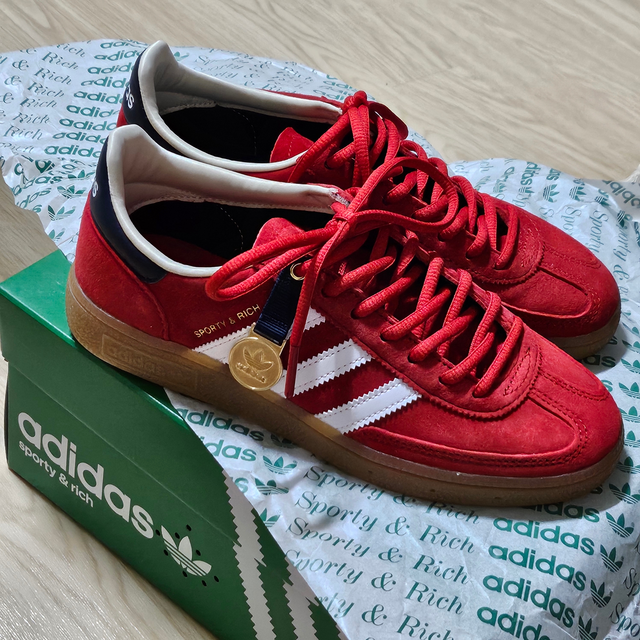 Adidas x Sporty & Rich Spezial Handball Collegiate Red Night Indigo 착용 스타일 - 1