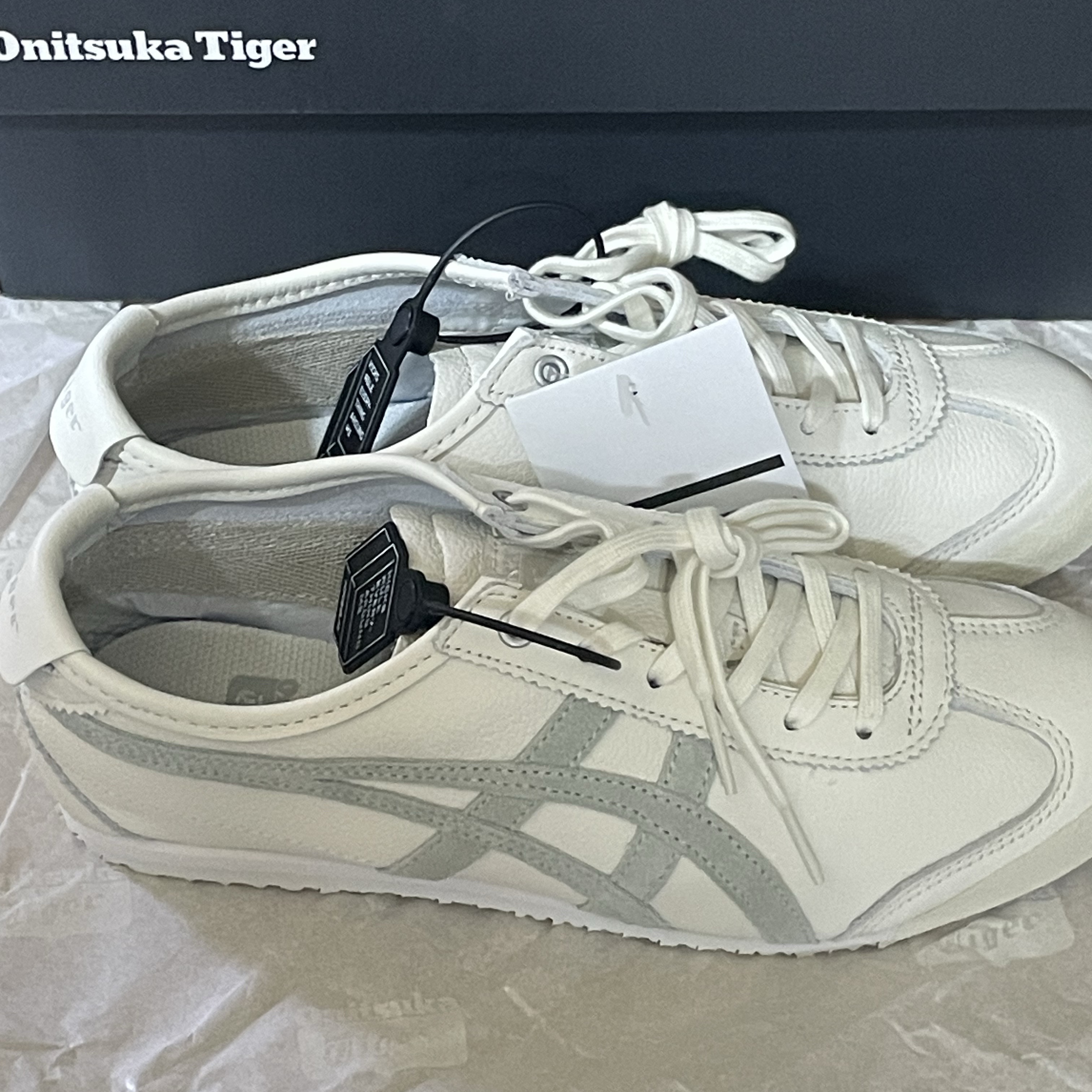 Onitsuka Tiger Mexico 66 White Light Sage 착용 스타일
