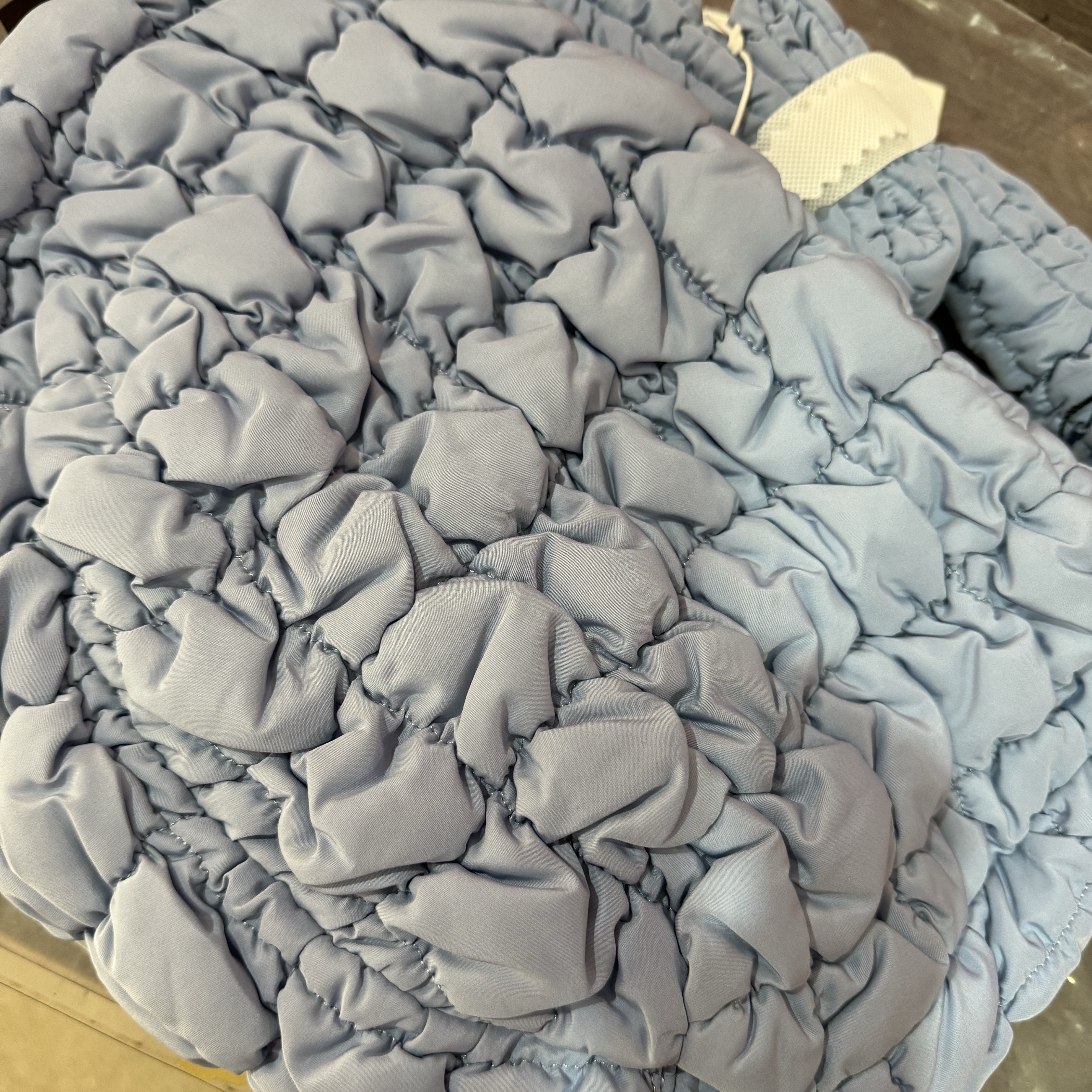 COS Quilted Mini Bag Light Blue 착용 스타일 - 2