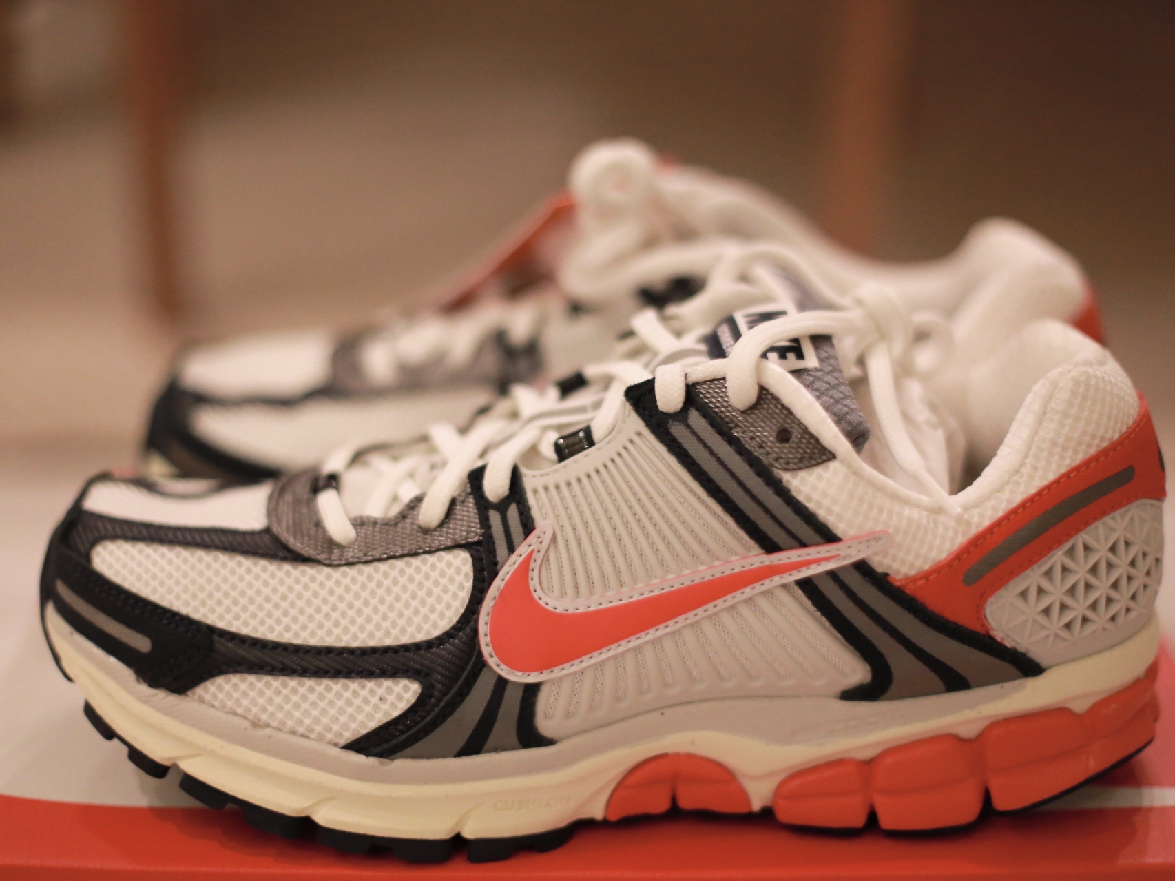 Nike Zoom Vomero 5 Photon Dust Picante Red 착용 스타일 - 1