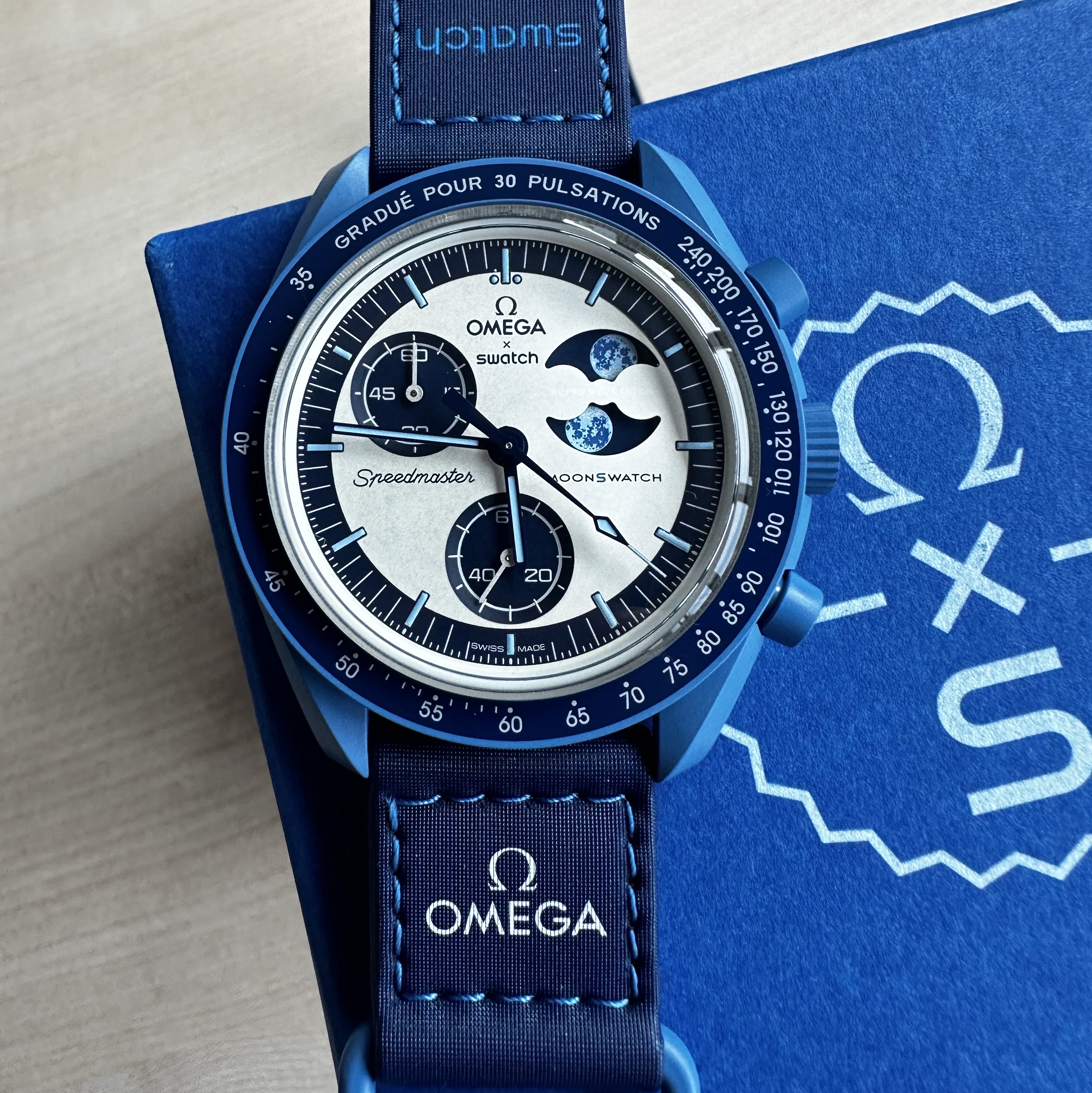 Swatch x Omega Bioceramic MoonSwatch Mission To The Super Blue Moonphase 착용 스타일