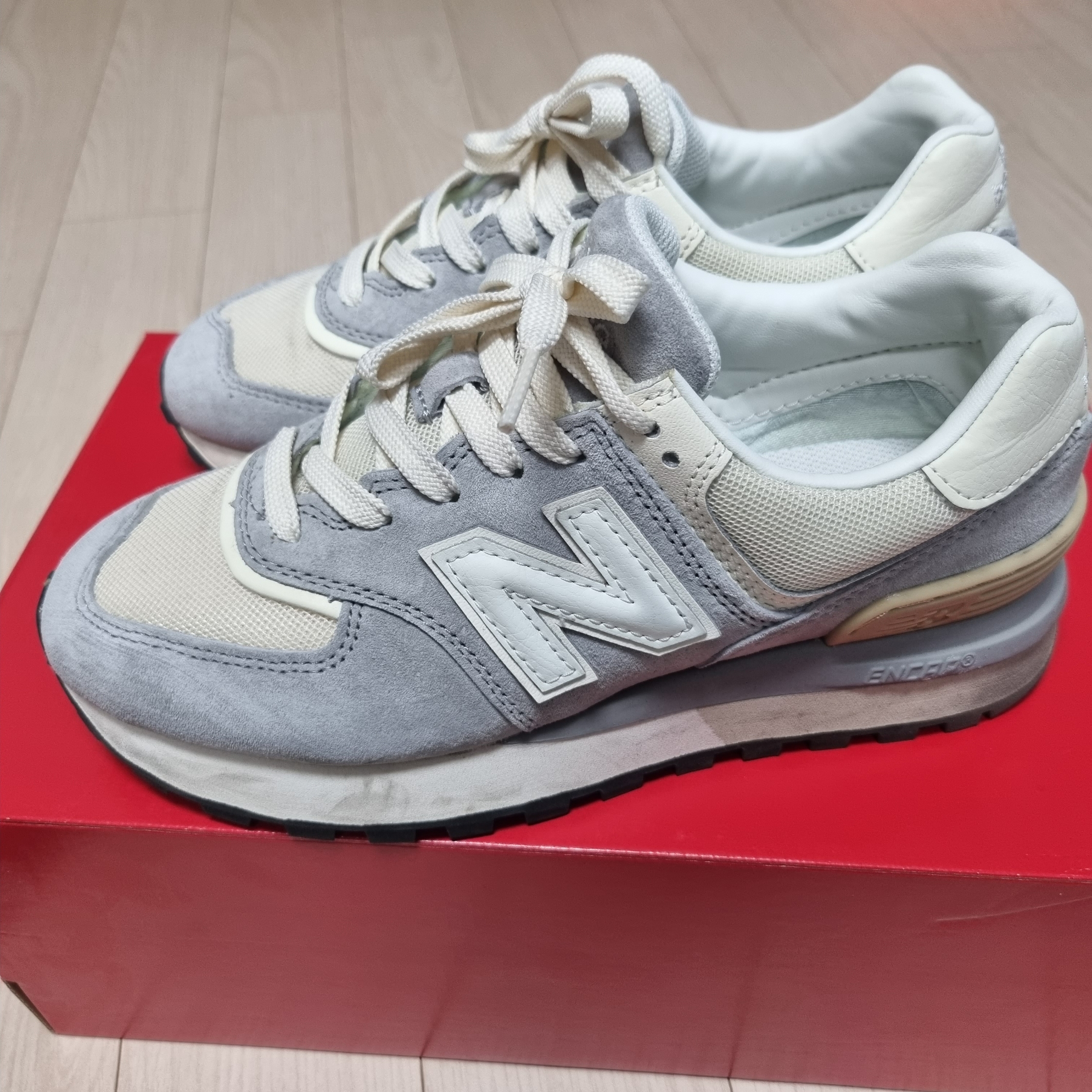 New Balance 574 Legacy Team Away Grey 착용 스타일 - 1
