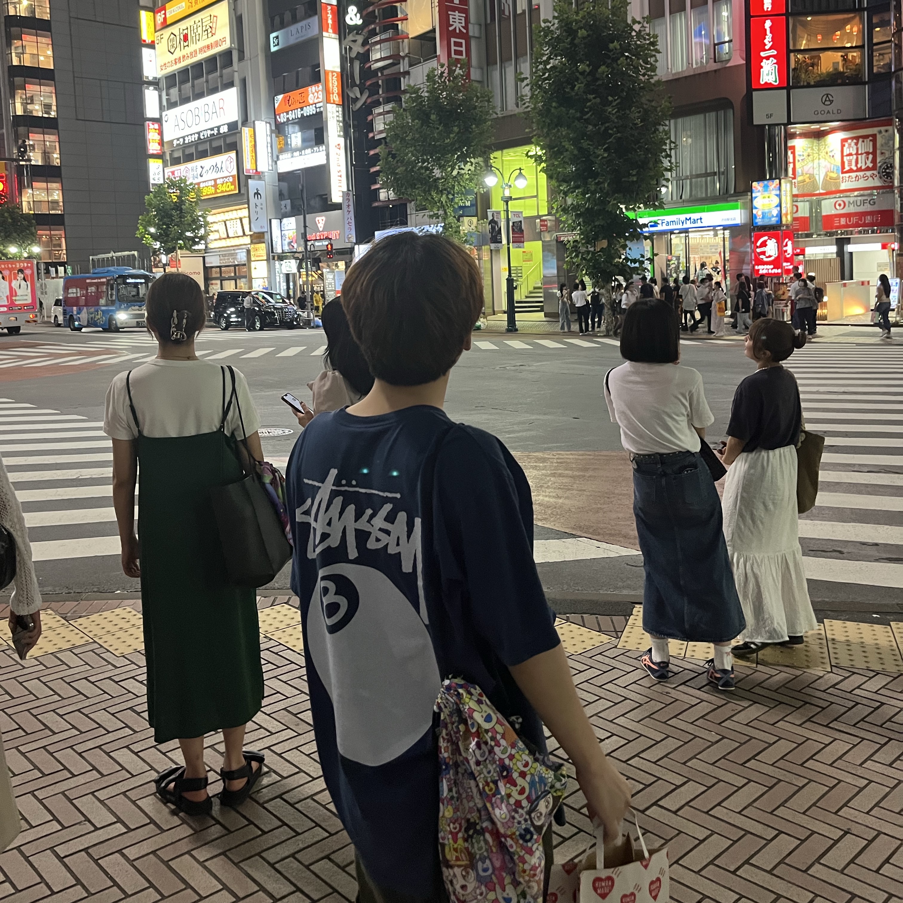 Stussy 8 Ball Pigment Dyed T-Shirt Navy, NewJeans Supernatural NJ x Murakami Drawstring Bag Ver. 착용 스타일