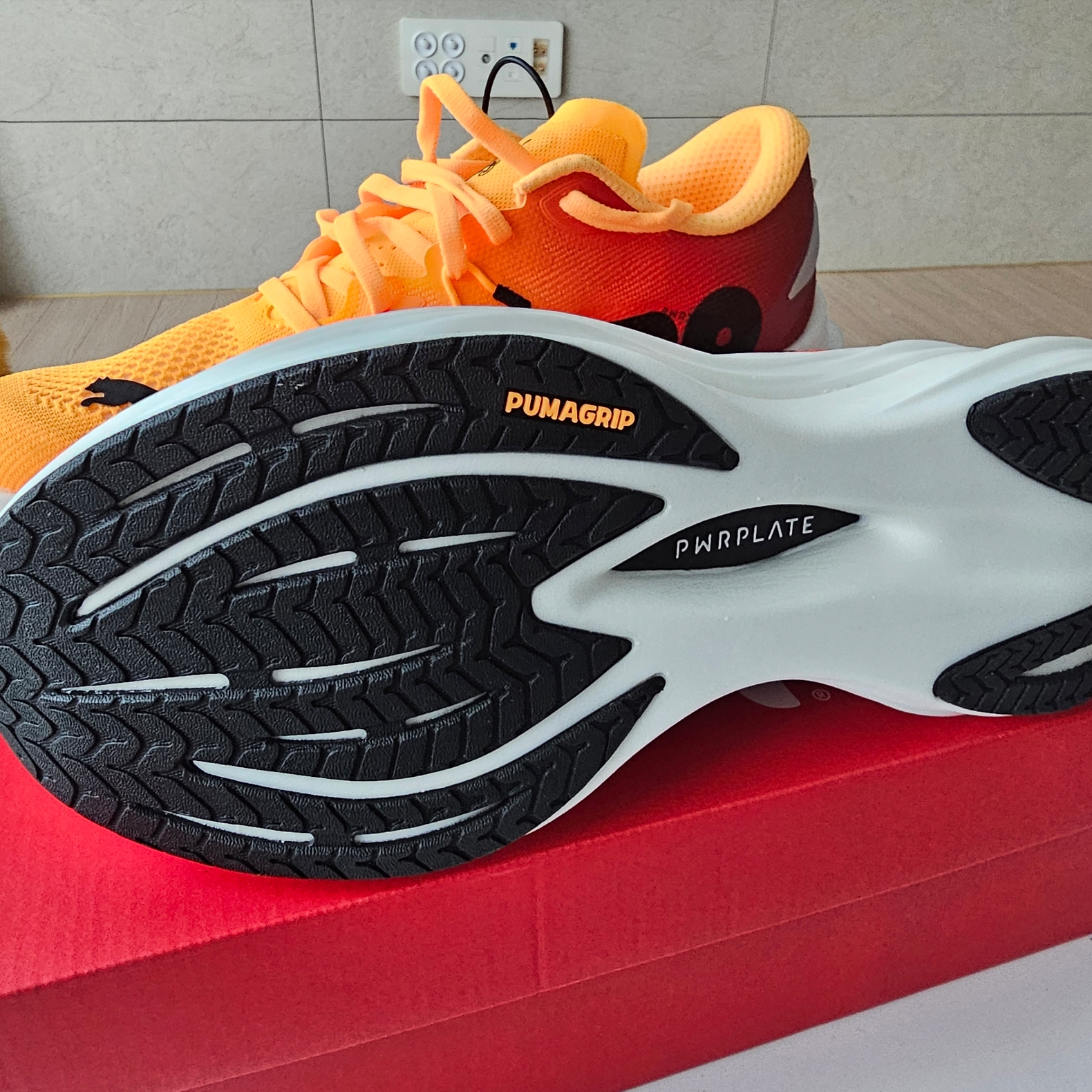 Puma Deviate Nitro 3 Fade Sun Stream Sunset Glow 착용 스타일 - 2