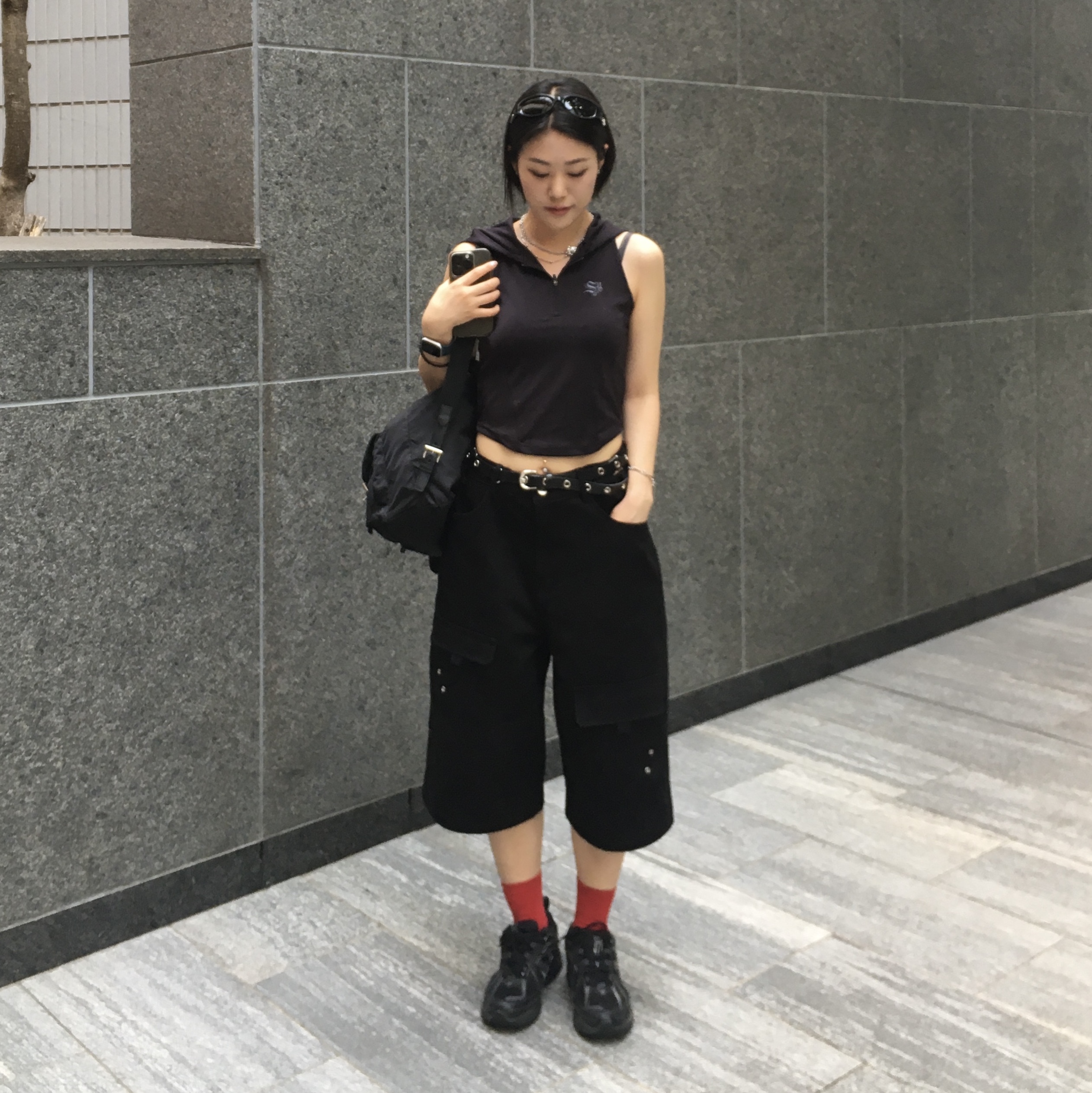 New Balance 1906R Black Silver Metallic, Gentle Monster x Jennie Jentle Salon Donut Bun 01 Black Gray 착용 스타일 - 2