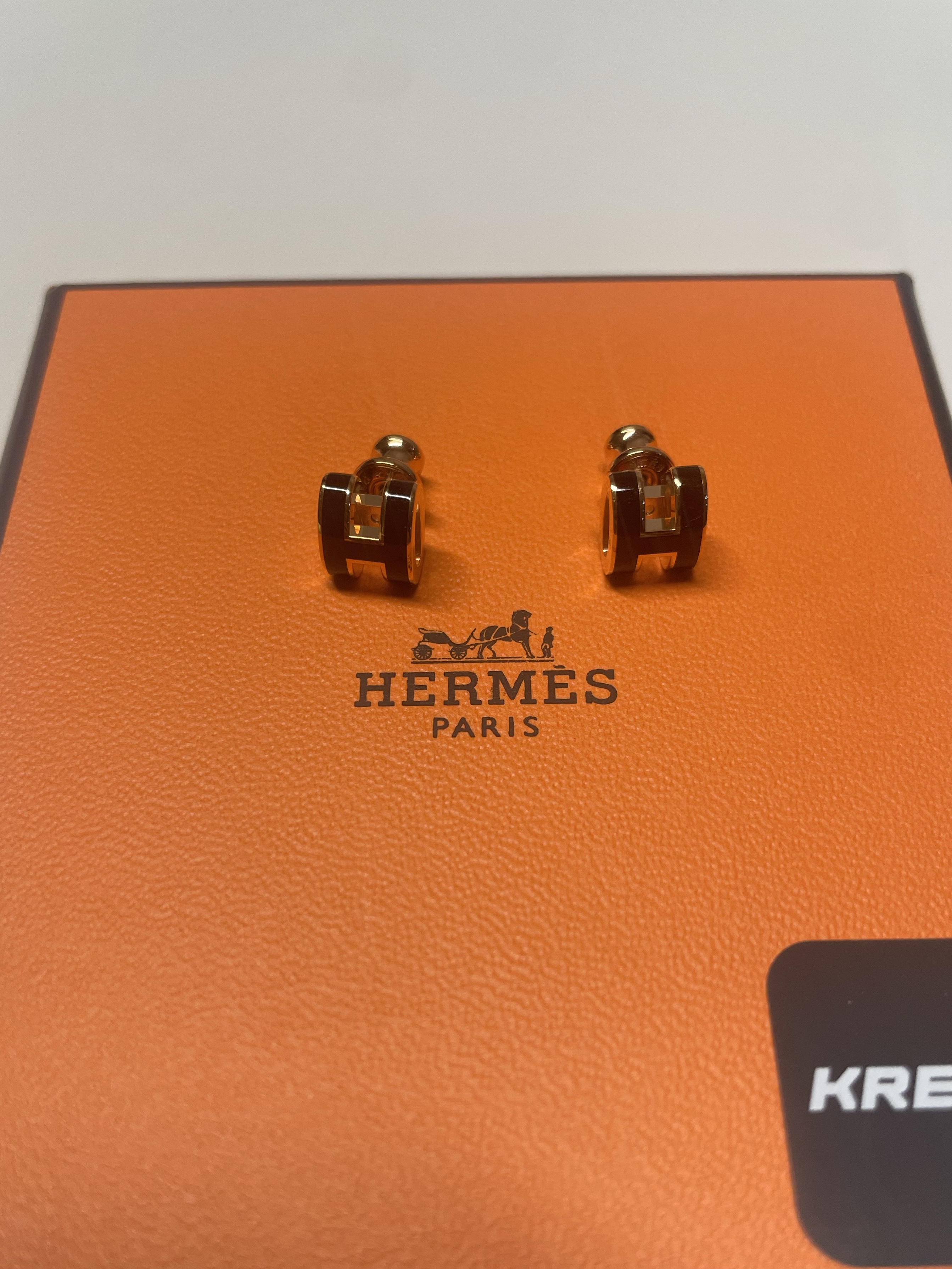 (W) Hermes Mini Pop H Earrings Rose Gold & Noir 착용 스타일