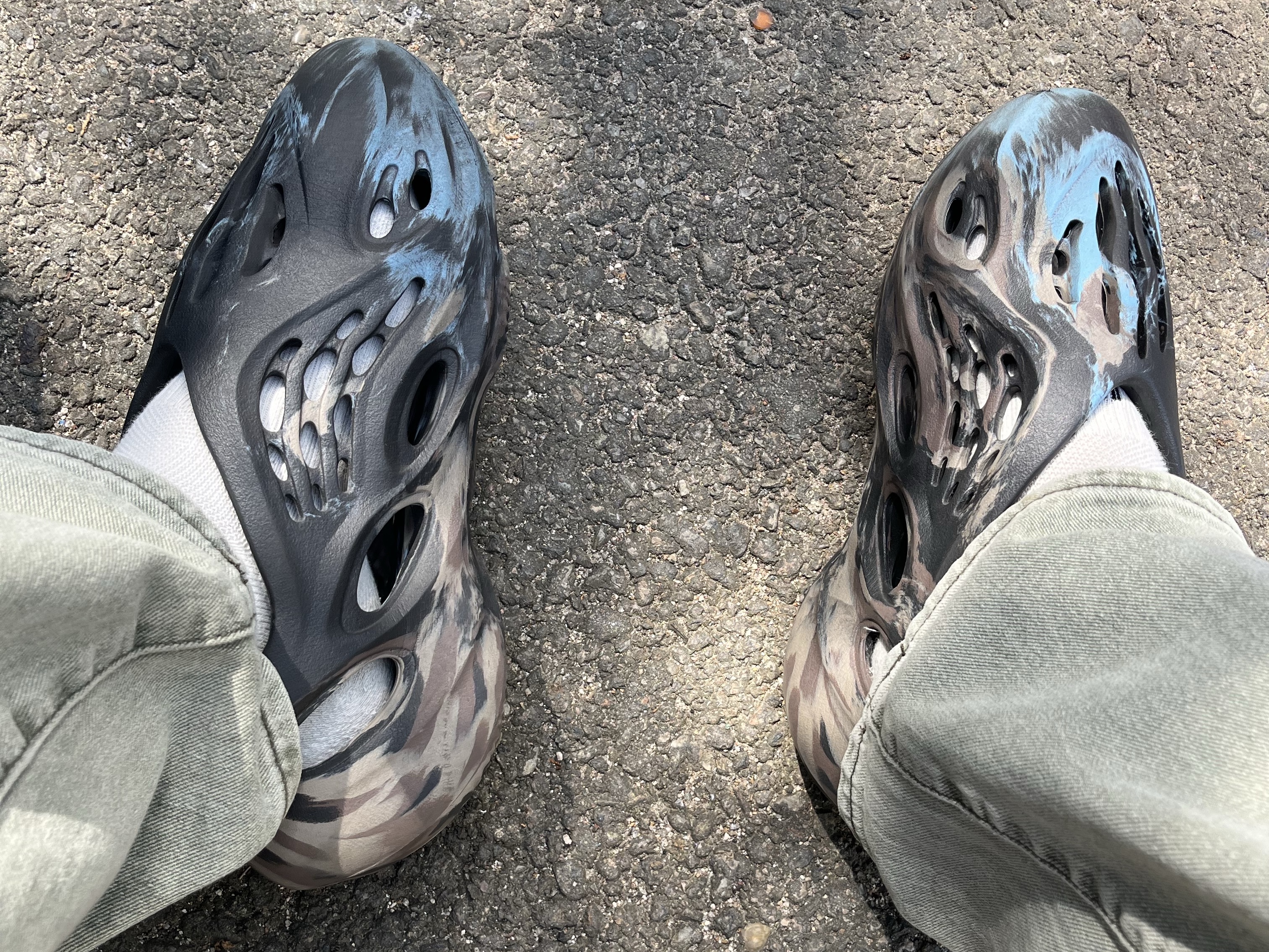Adidas Yeezy Foam RNNR MX Cinder 착용 스타일