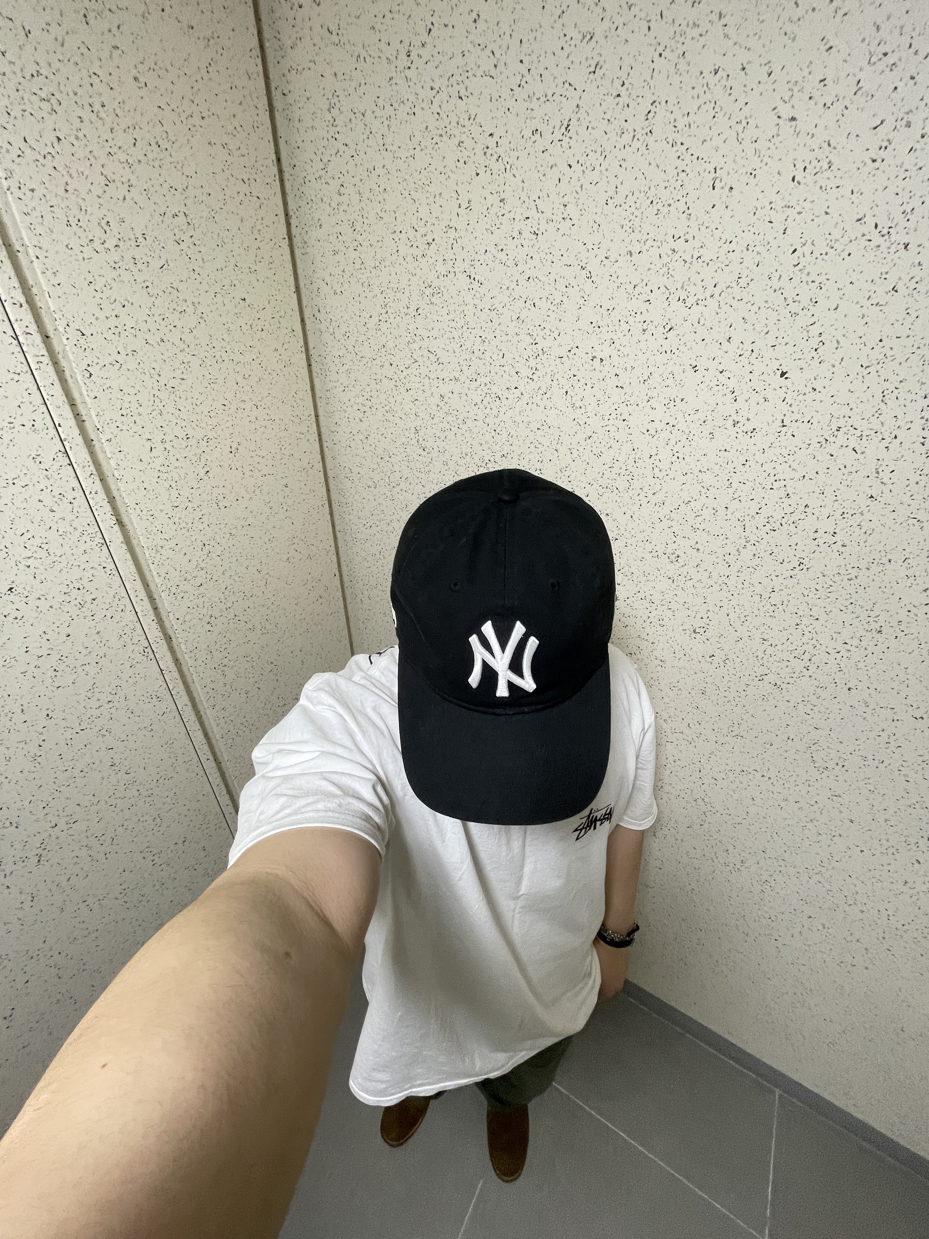 New Era x MoMA New York Yankees Cap Black 착용 스타일 - 1