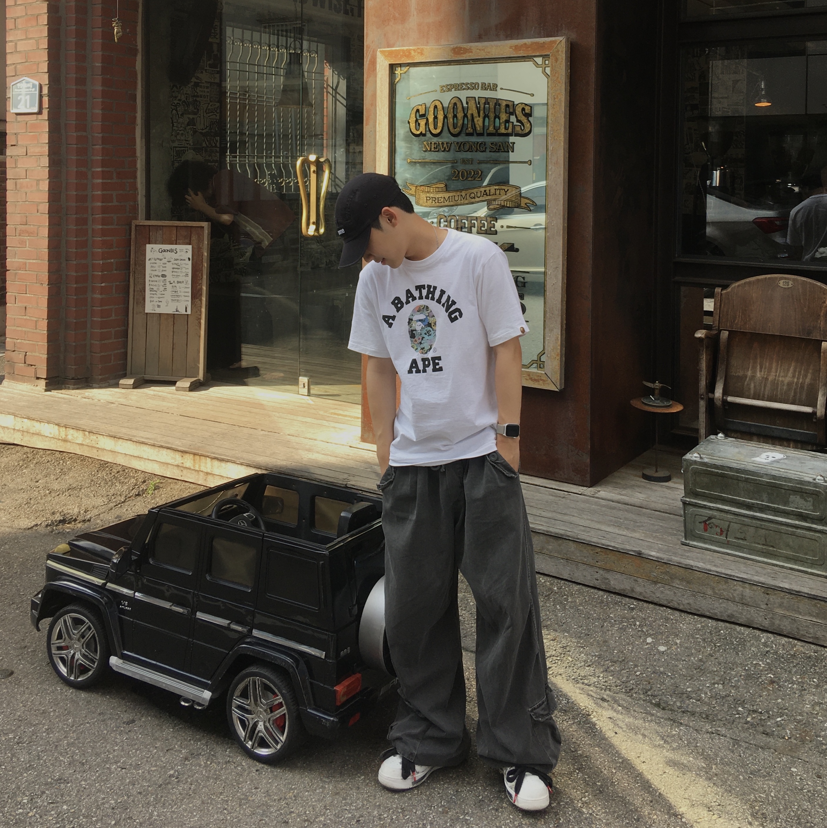 BAPE Floral Camo College T-Shirt White, Supreme Washed Chino Twill Camp Cap Black - 24SS 착용 스타일 - 2