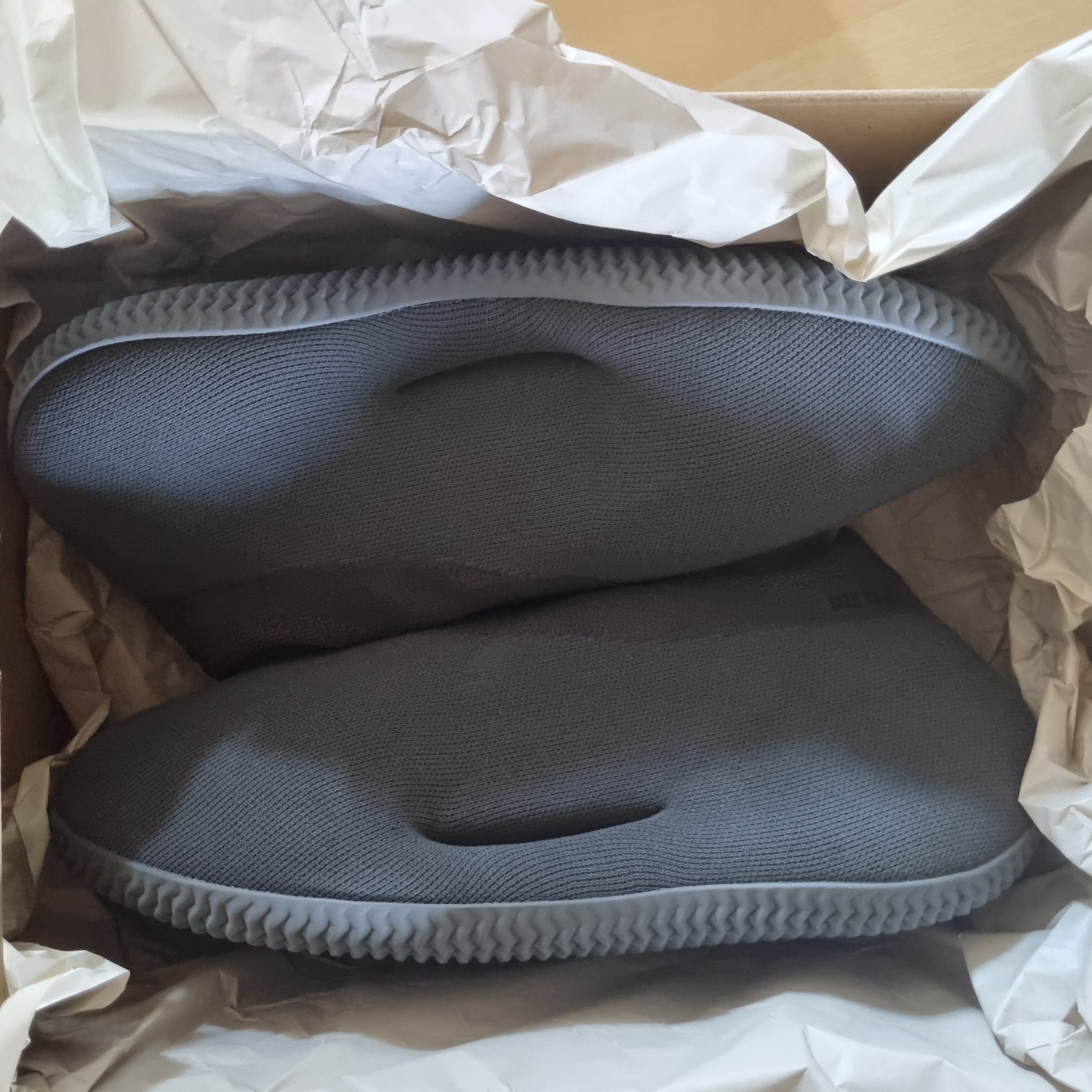 Adidas Yeezy Knit RNR Stone Onyx 착용 스타일 - 1