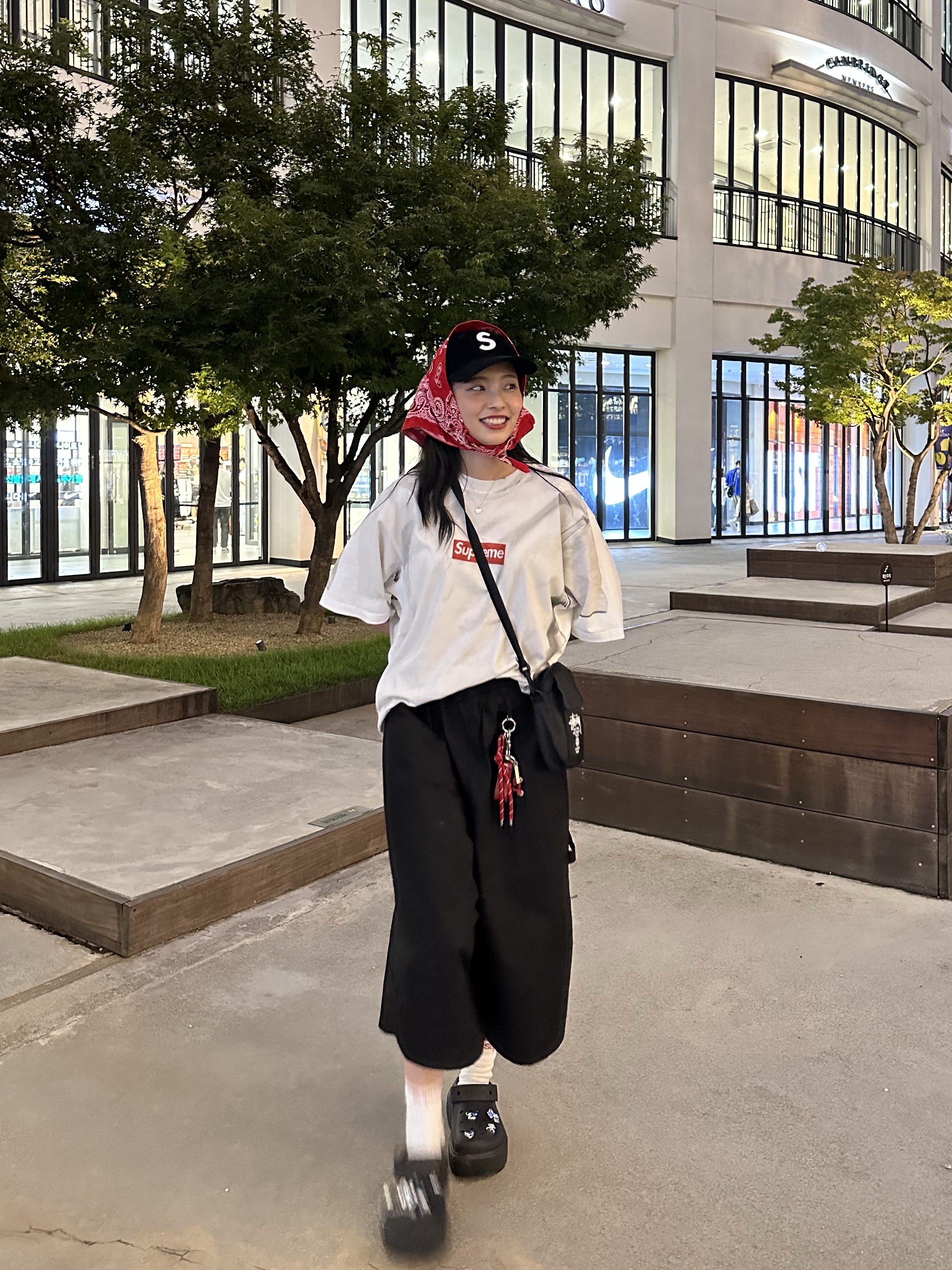 Supreme x MM6 Maison Margiela Box Logo T-Shirt White - 24SS, Crocs Stomp Clog Black 착용 스타일 - 5