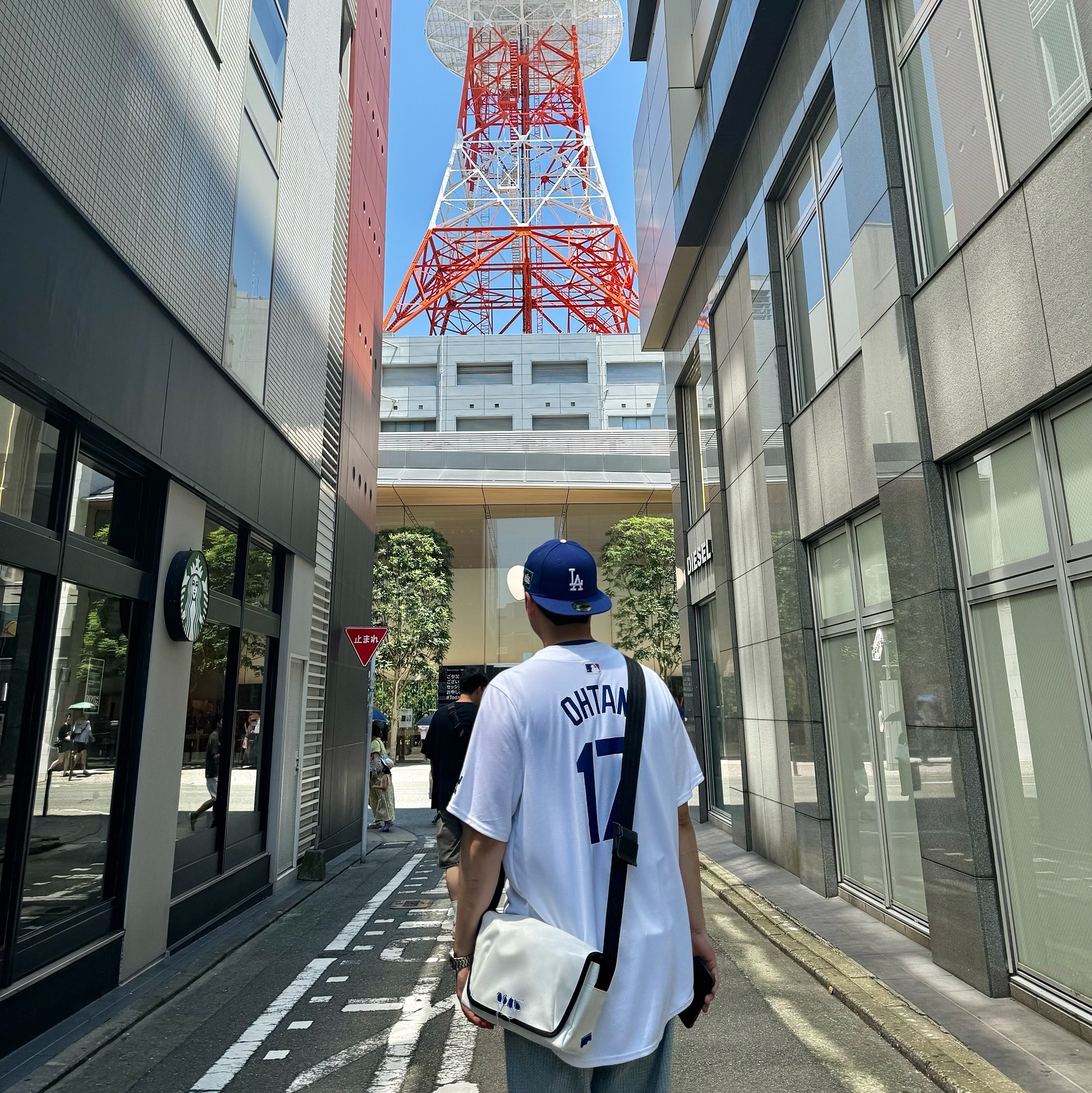 New Era 59Fifty MLB Seoul Series LA Dodgers Dark Royal, Ader Error Trace Admore Crossbody Bag White 착용 스타일 - 2