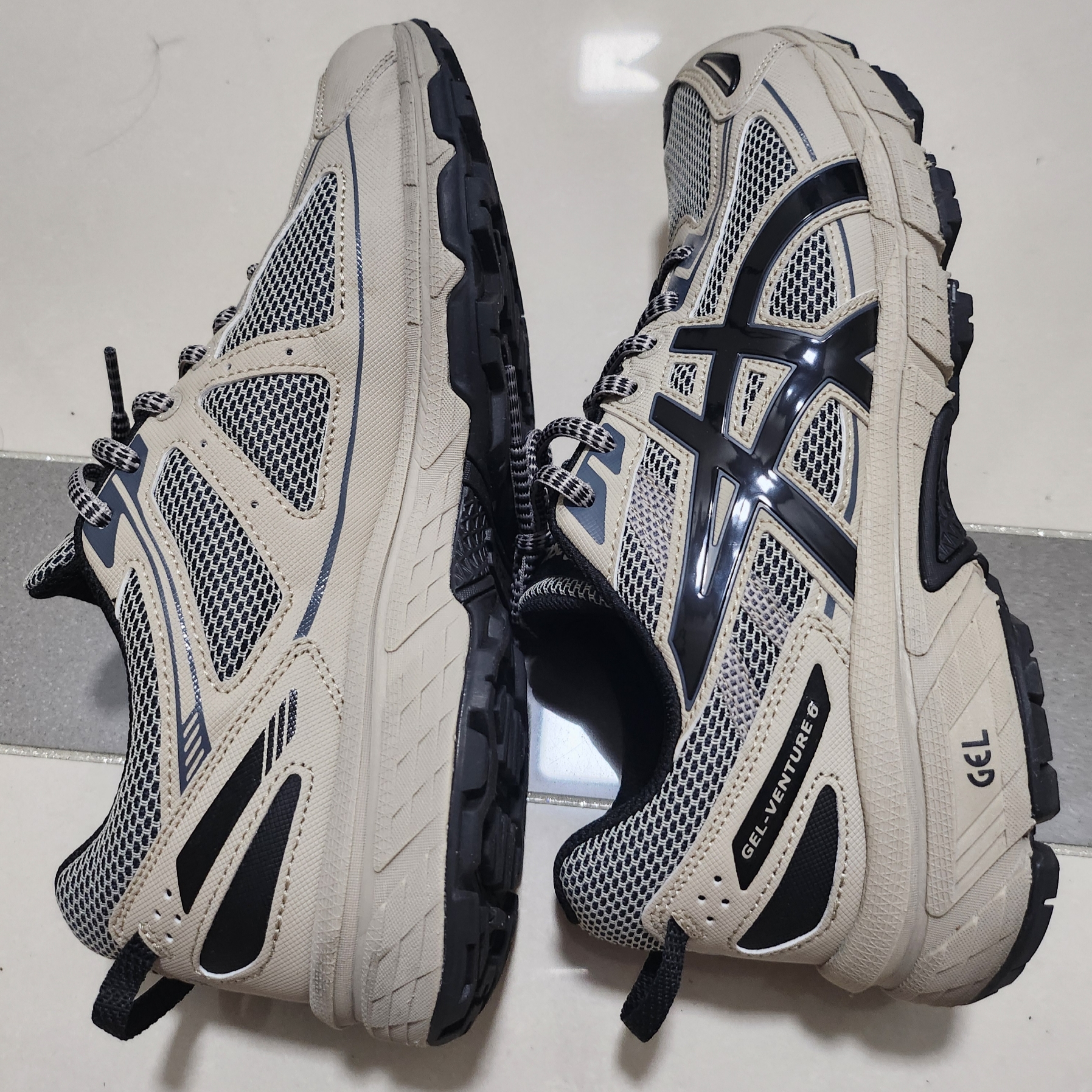 Asics Gel-Venture 6 Feather Grey Black 착용 스타일 - 3