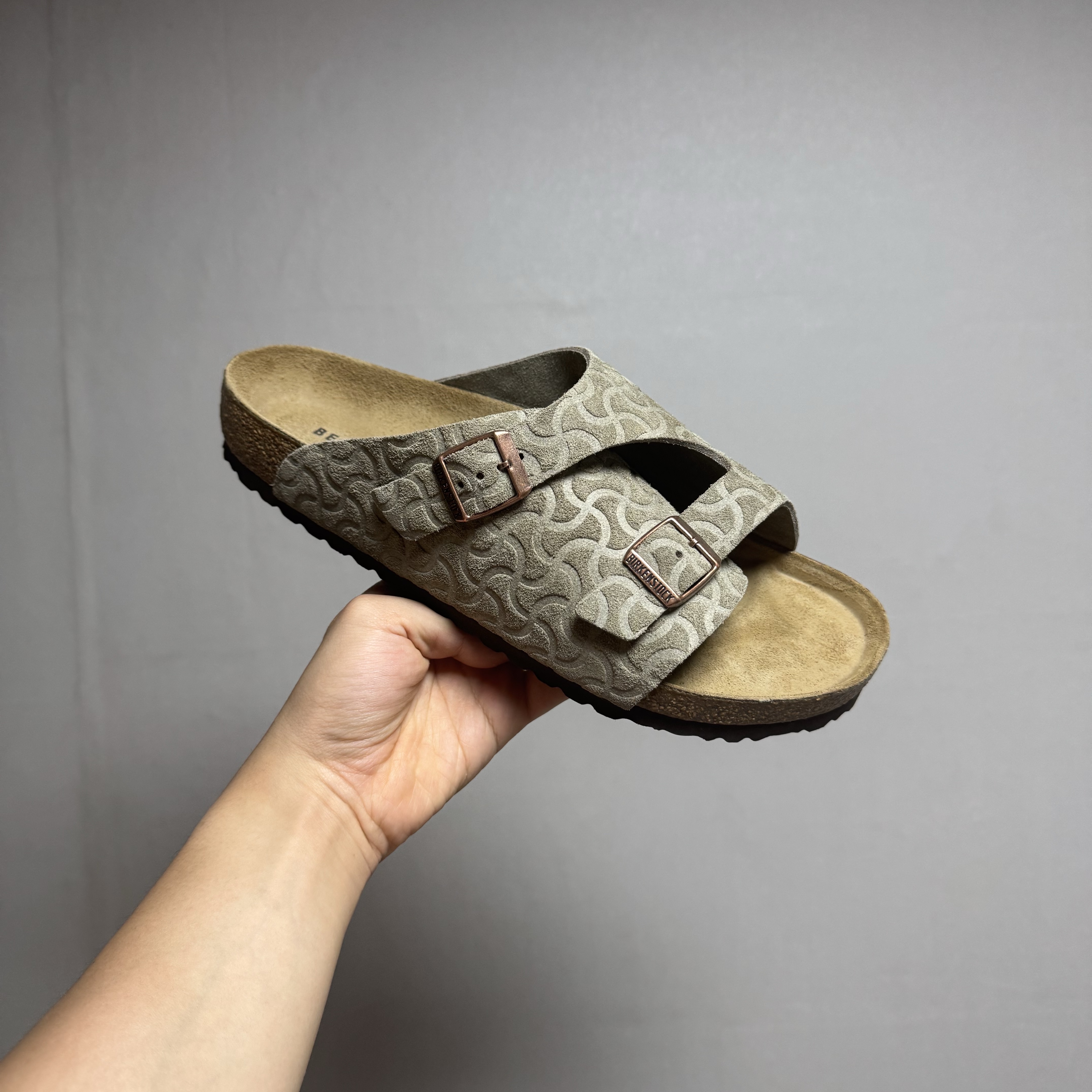 Birkenstock Zurich Suede Leather Taupe - Regular, Birkenstock Zurich Suede Leather Black - Regular 착용 스타일 - 1