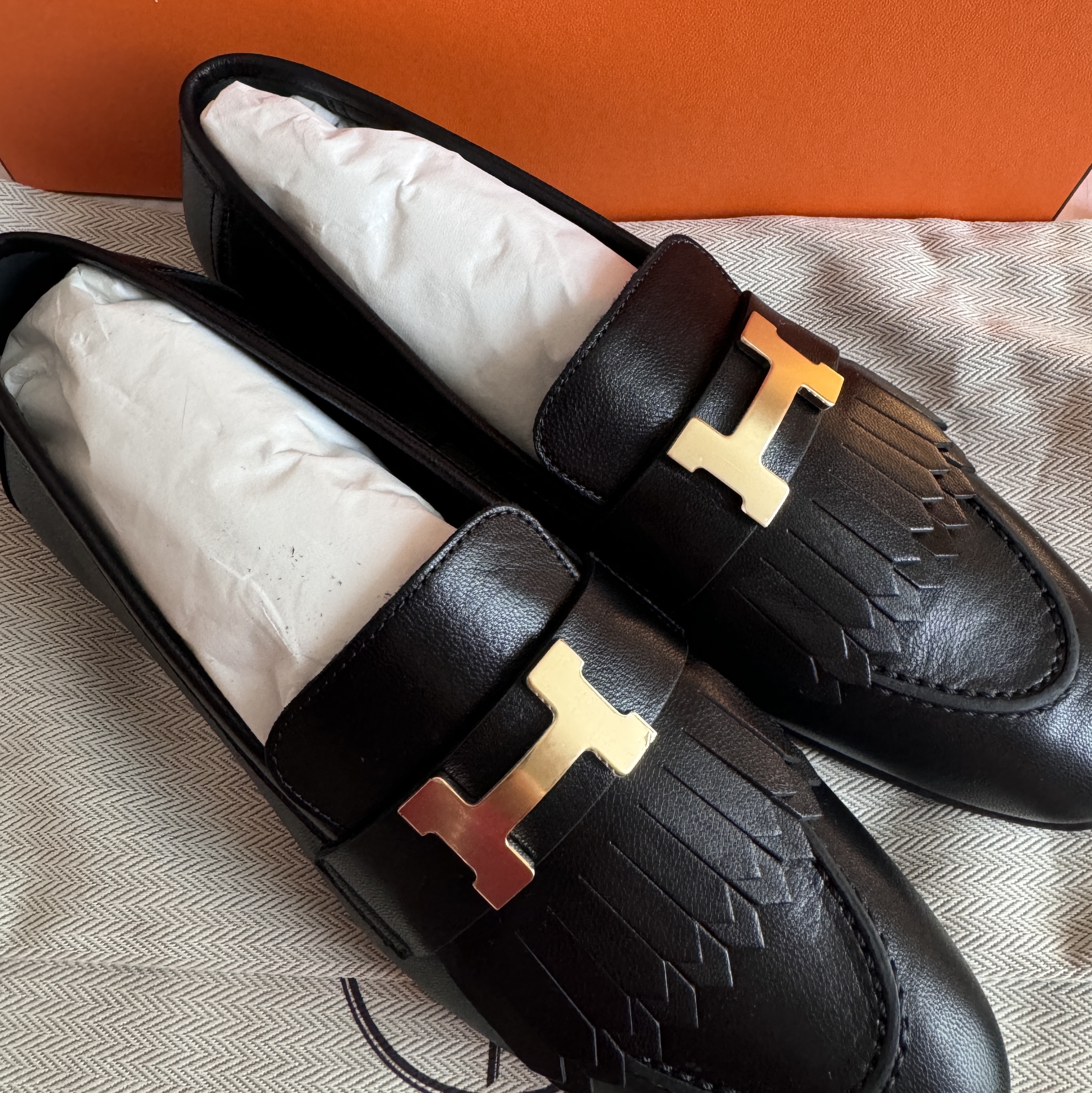 (W) Hermes Royal Loafers Goatskin & Permabrass Noir 착용 스타일
