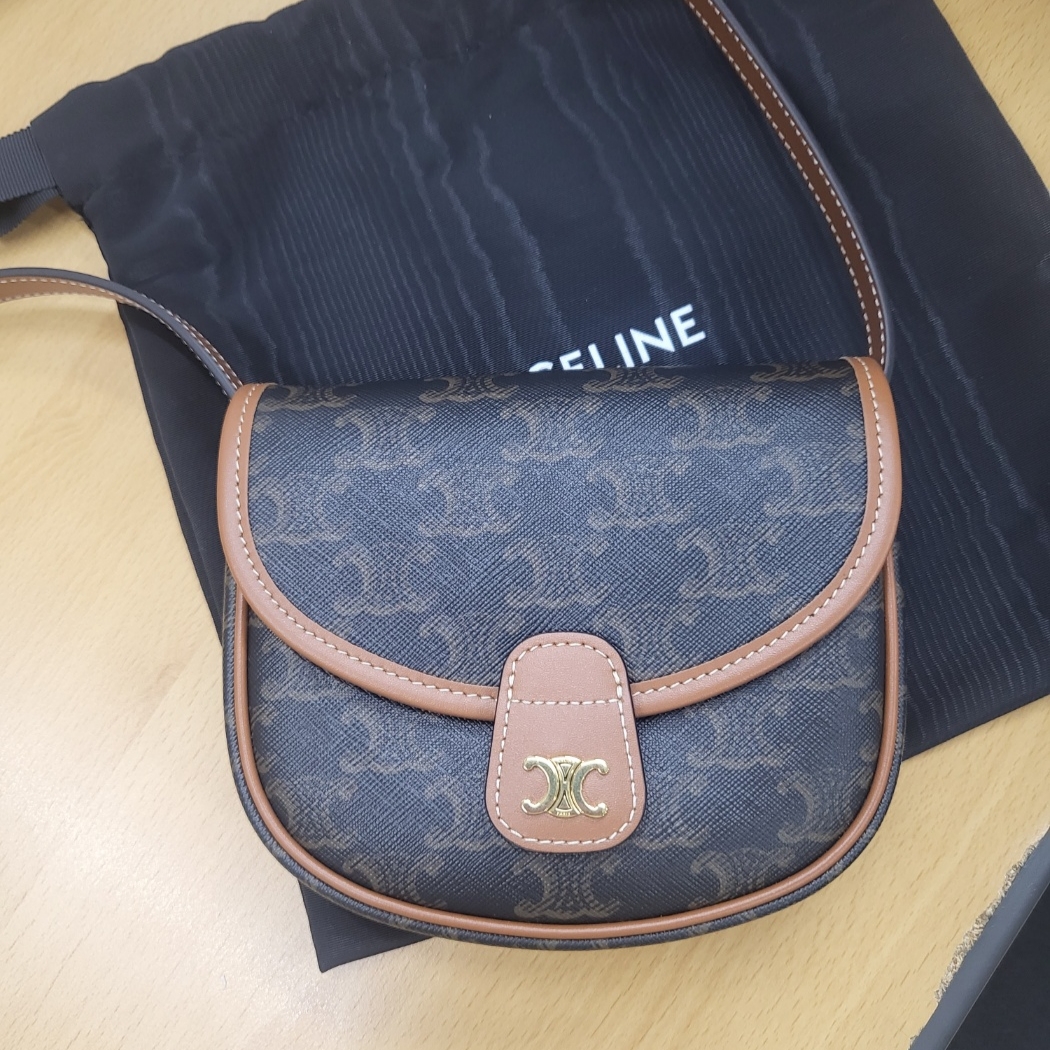 Celine Mini Besace in Triomphe Canvas and Calfskin Tan 착용 스타일