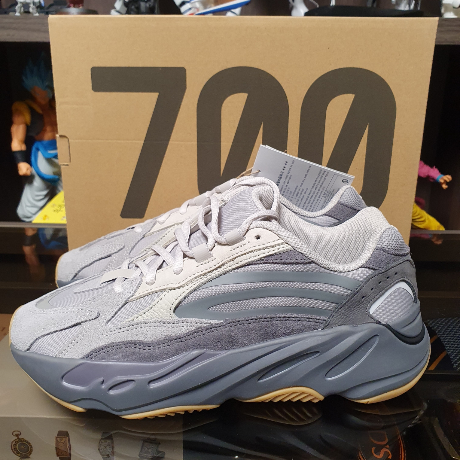 Adidas Yeezy Boost 700 V2 Tephra 2023 착용 스타일 - 2