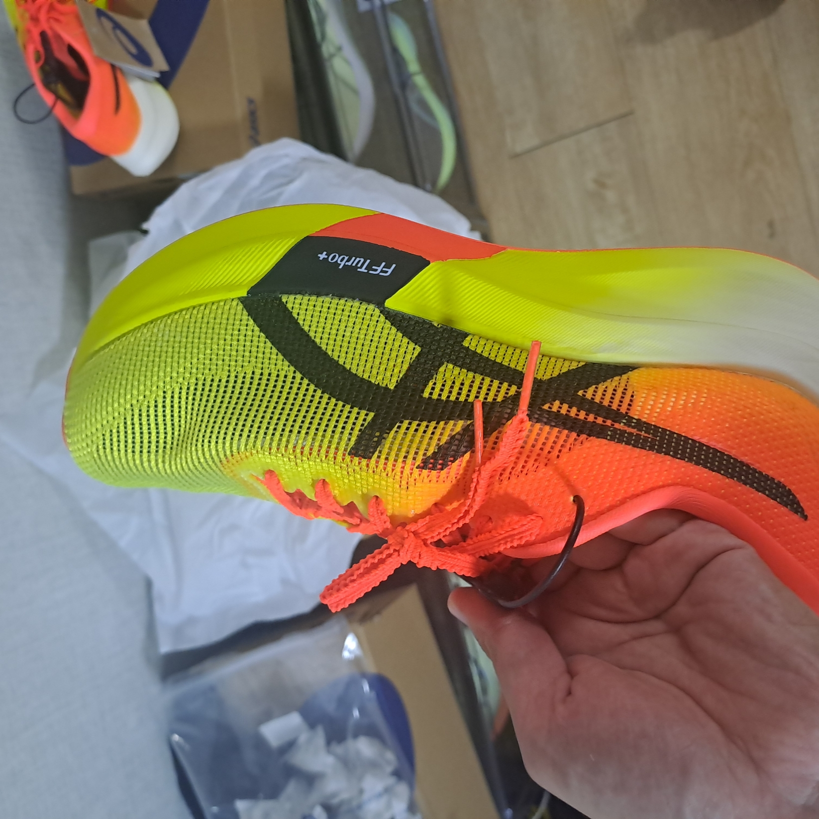 Asics Metaspeed Sky Paris Safety Yellow Black 착용 스타일 - 2