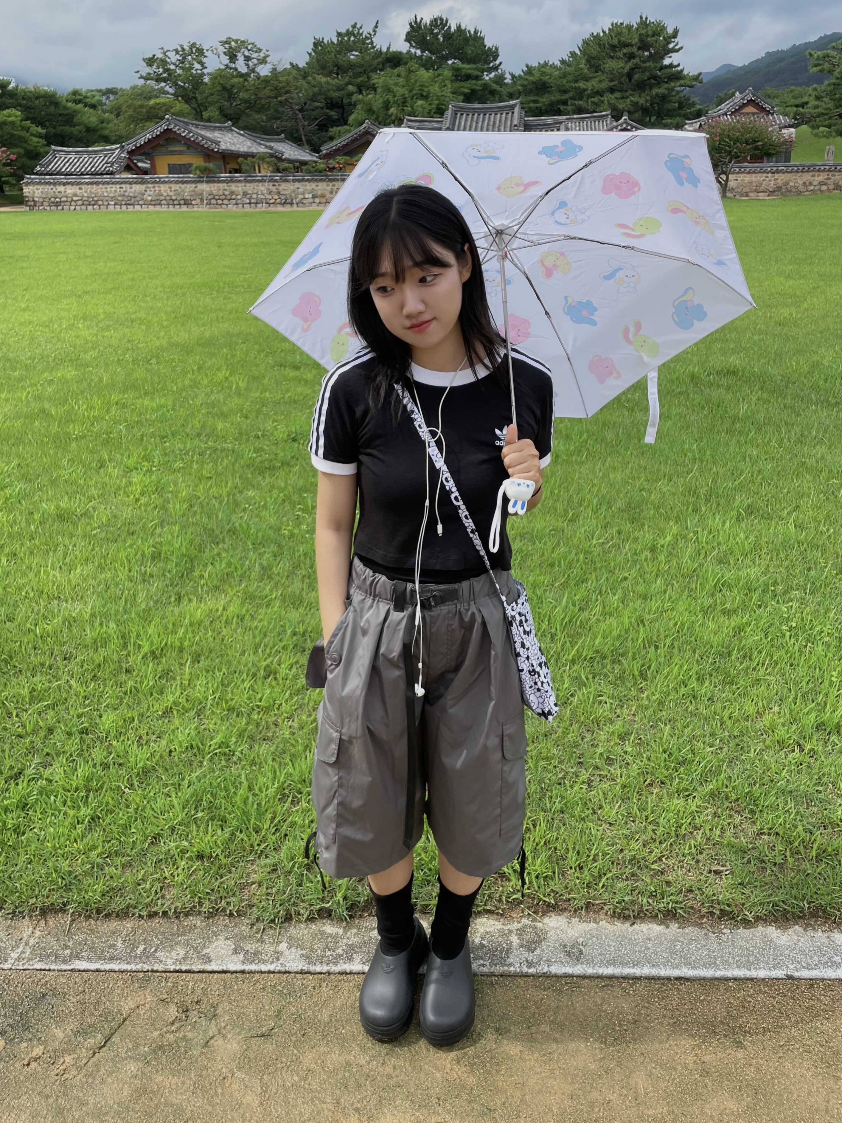 NewJeans Bunini 5 Tier Pattern Umbrella White, (W) Adidas Adifom Stan Smith Mule Core Black 착용 스타일 - 2