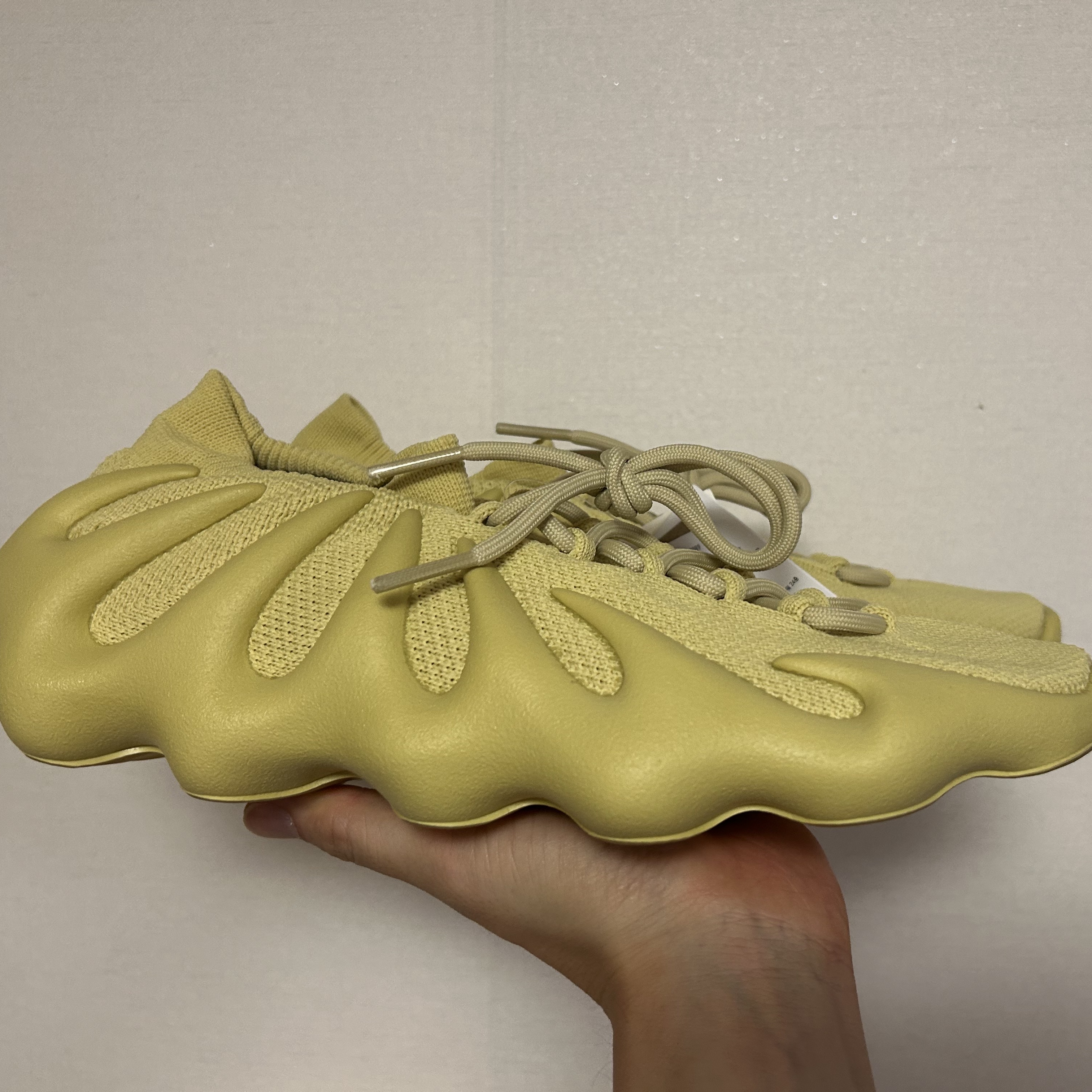 Adidas Yeezy 450 Sulfur 착용 스타일 - 1