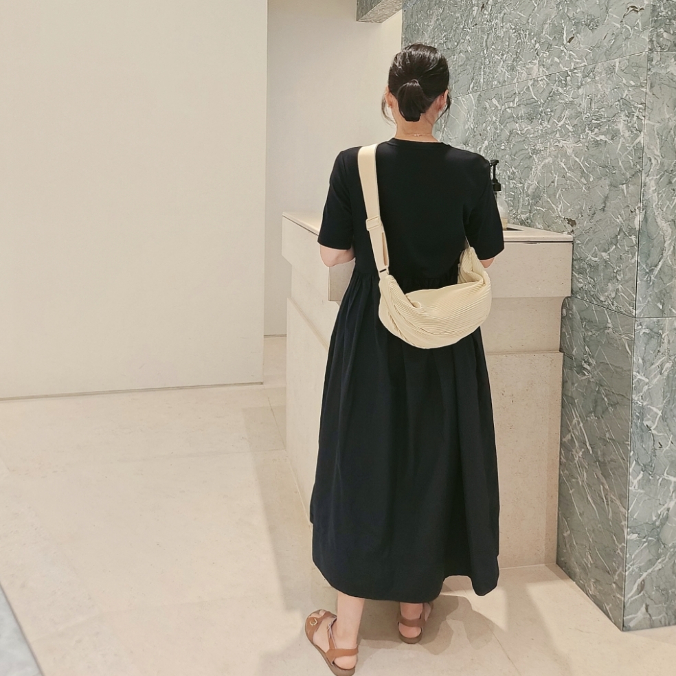 COS Swing Pleated Crossbody Bag Beige 착용 스타일