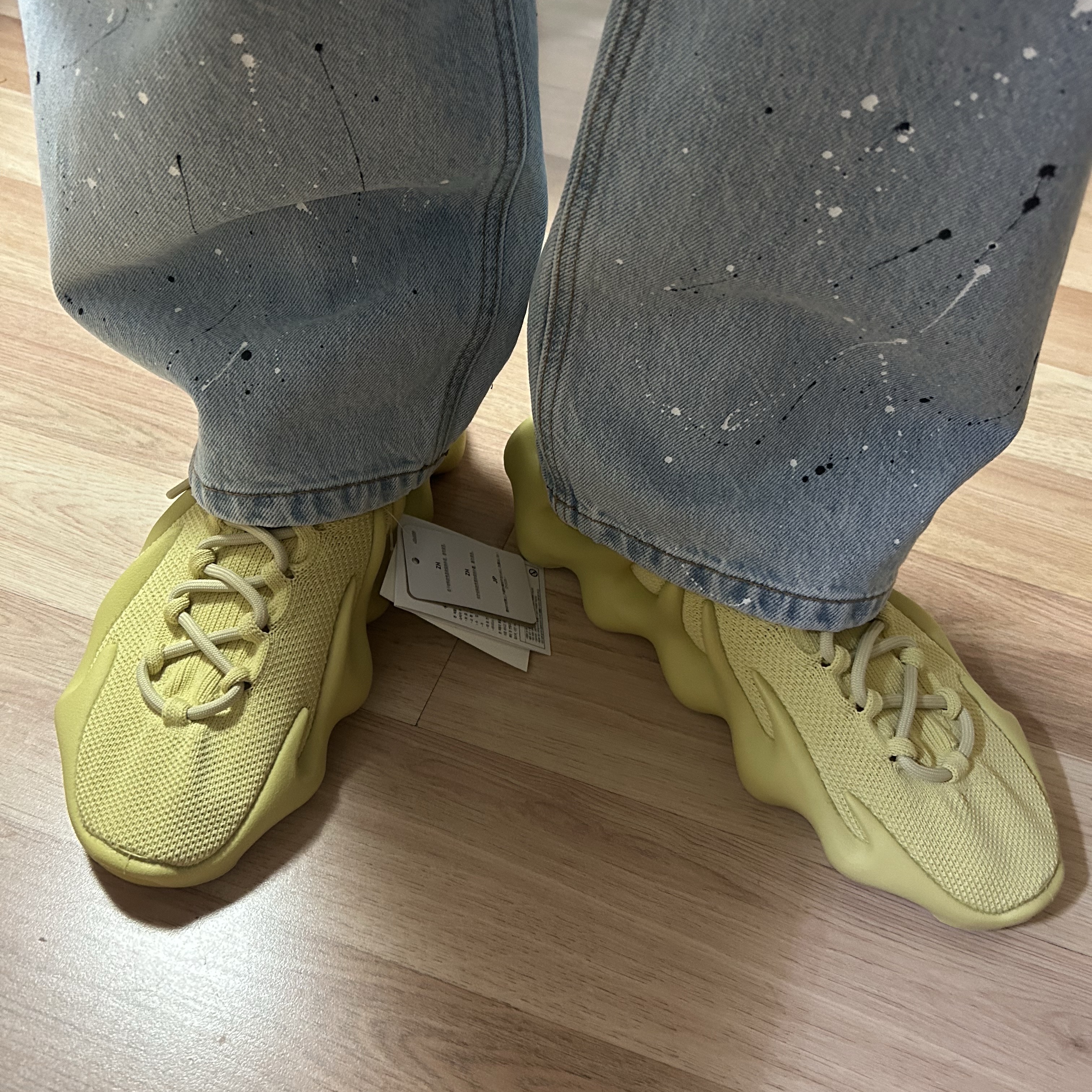 Adidas Yeezy 450 Sulfur 착용 스타일 - 1