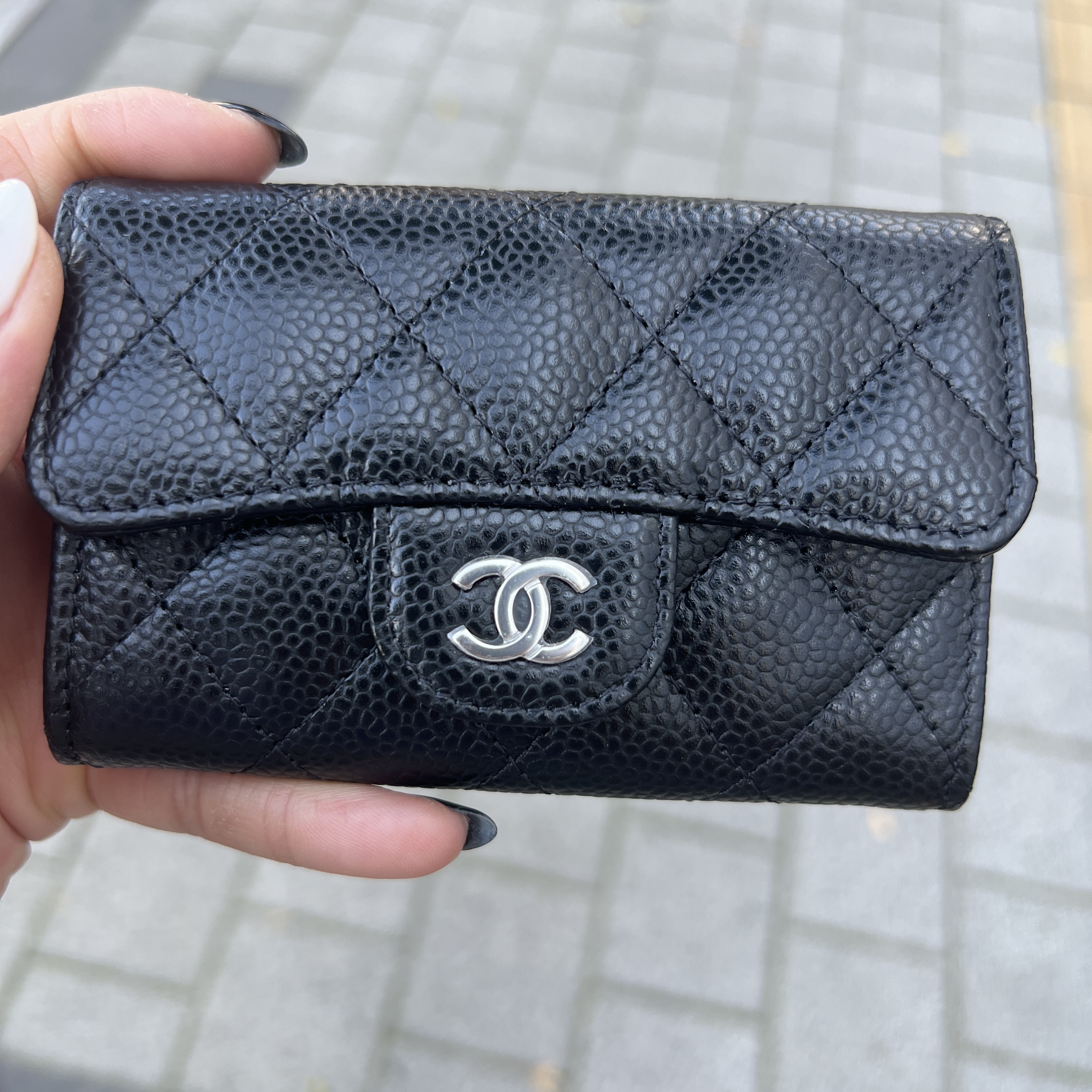 Chanel Classic Card Holder Grained Calfskin & Silver Black 착용 스타일